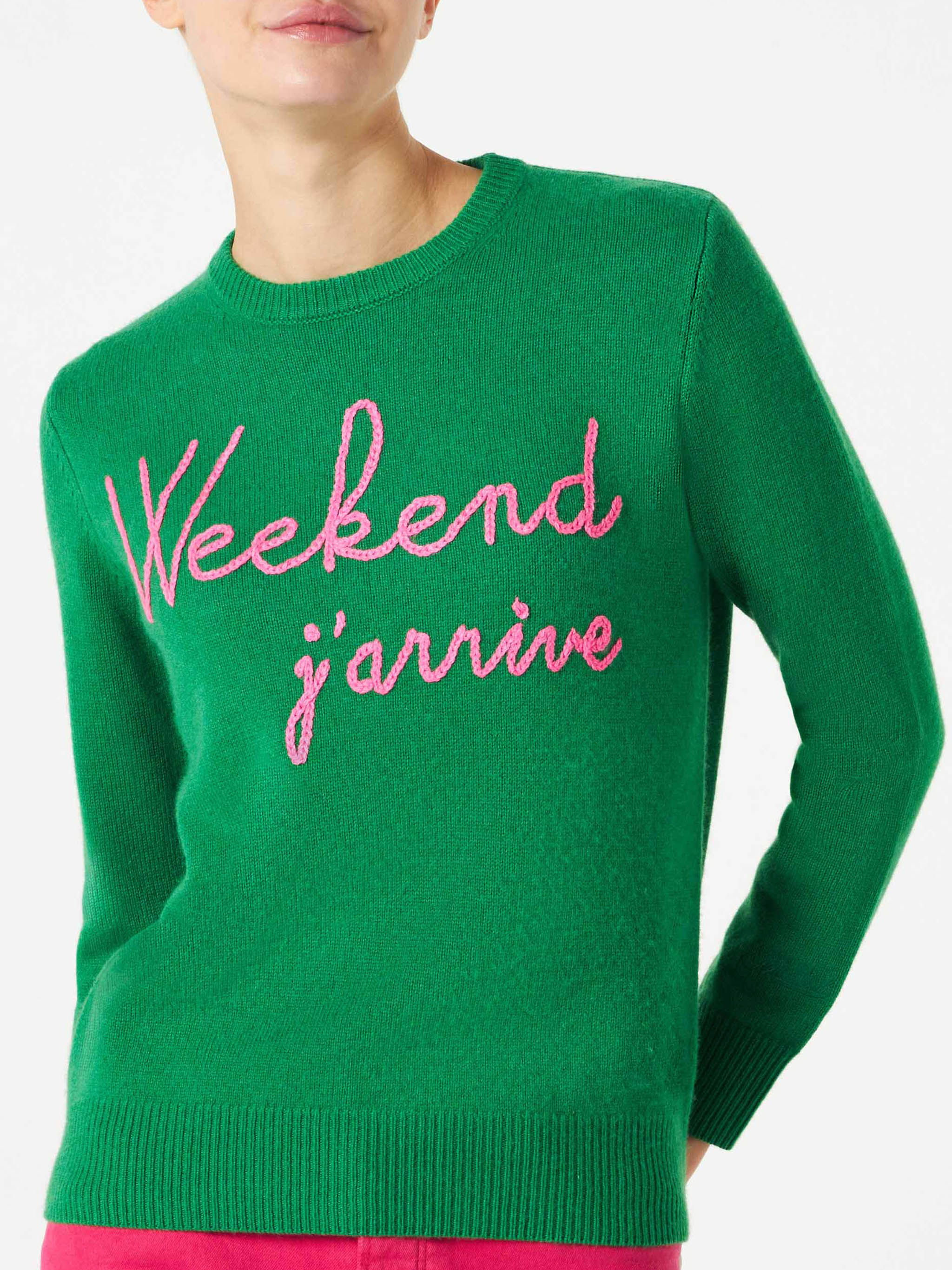 Grüner Pullover mit neonpinker Stickerei „Weekend j'arrive“.