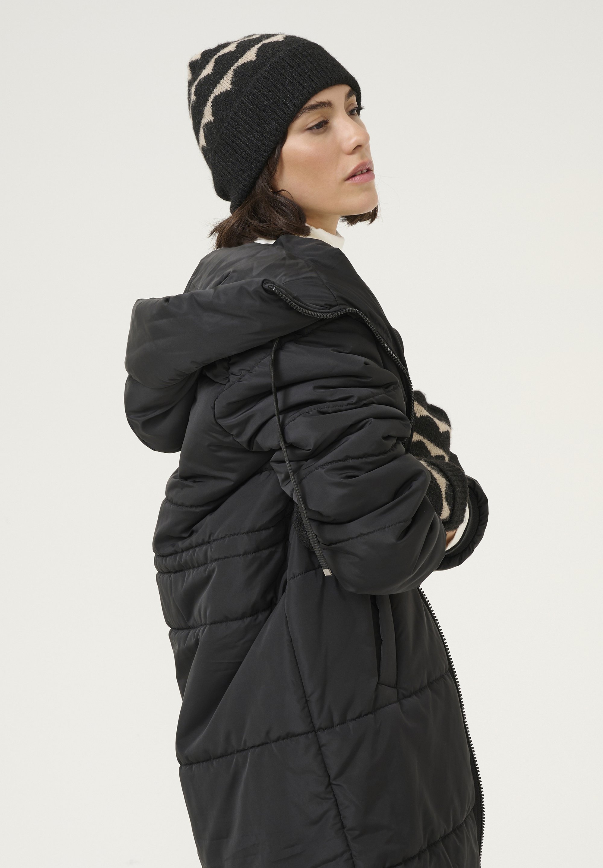 Kaffe Beanie - zwarte muts met grijze veren en gebreide details