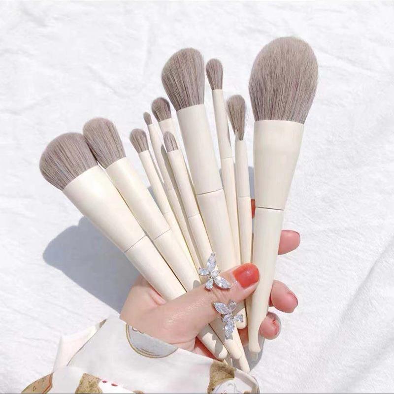 Ensemble complet de 10 pinceaux de maquillage à poils doux pour fards à paupières, poudres libres et correcteurs. Pochette à pinceaux offerte.