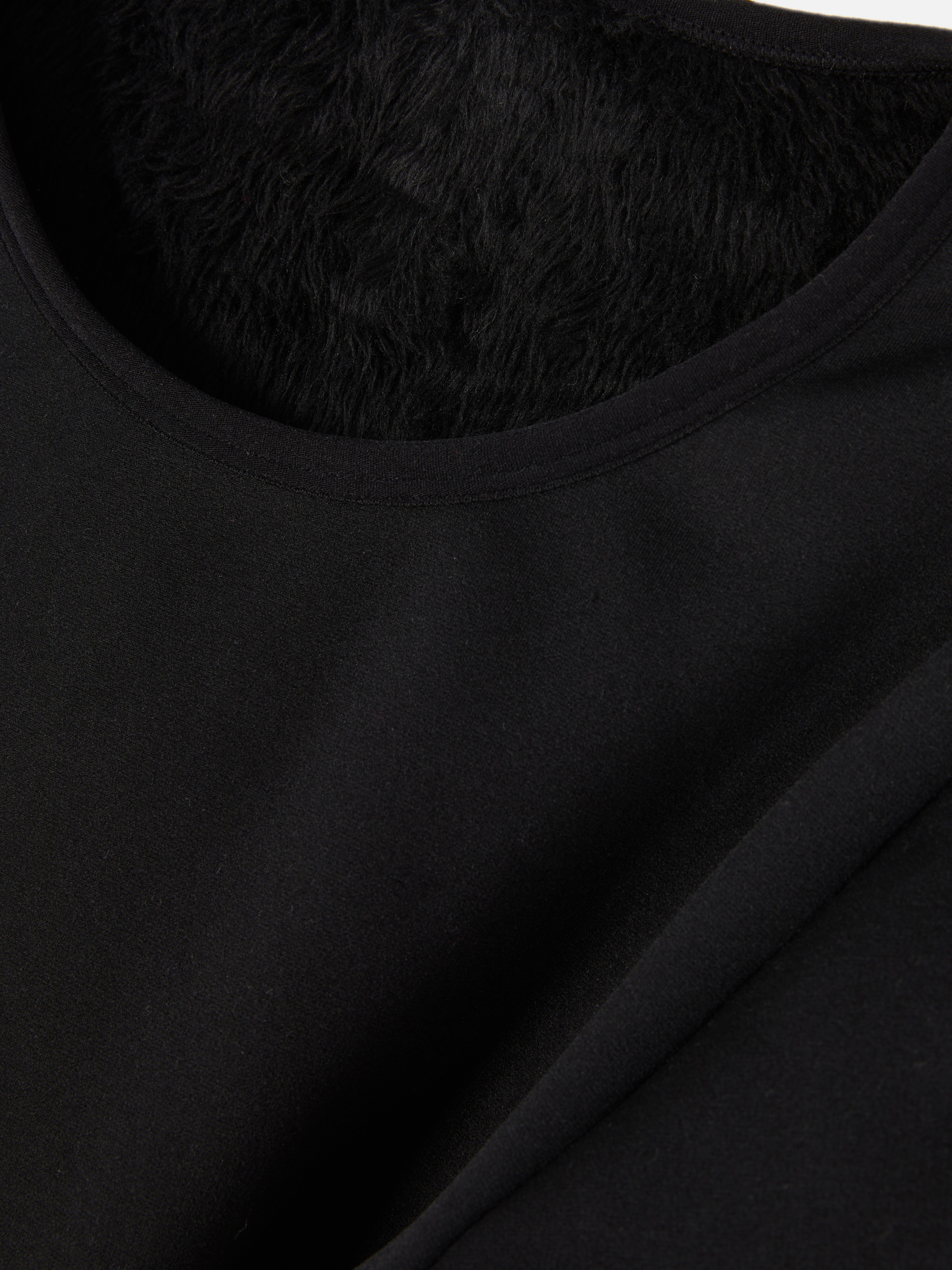 Maglia in velluto felpato a maniche lunghe e foderata. Questa maglia termica a maniche lunghe, caldamente foderata, è un capo basic perfetto.