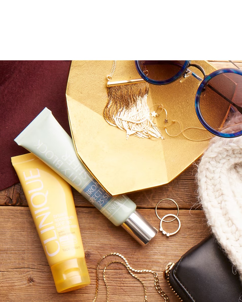 CLINIQUE CITY BLOCK™ SHEER BEZEĻAS IKDIENAS SEJAS AIZSARGKRĒMS AR PLATA SPEKTRA SAULES AIZSARGKRĒMU UN GRUNTKRĒMU SPF 25 JUTĪGAI ĀDAI