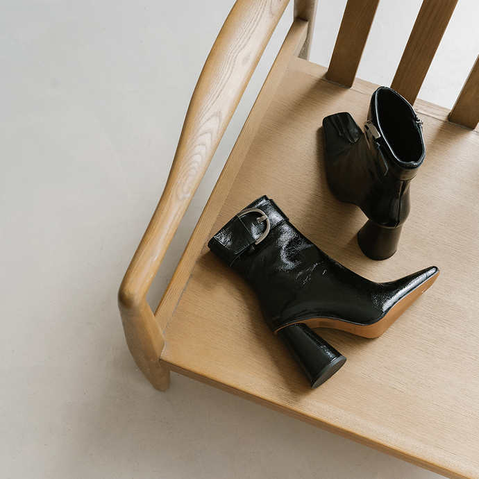 Boots à talons hauts, boucles et bouts r...  en cuir vernis plissé noir