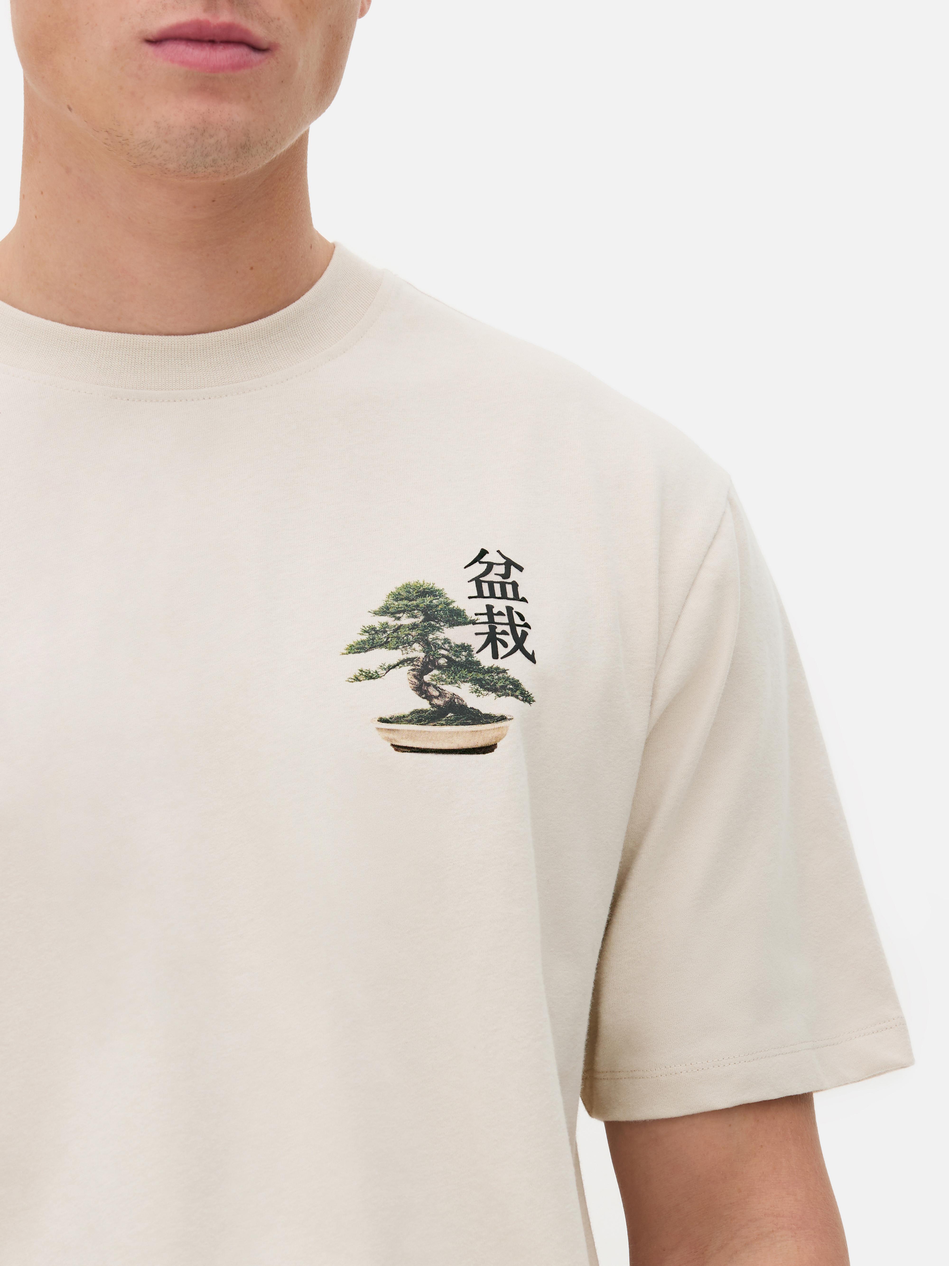 T-Shirt mit Bonsai-Baum-Print Ein lässiges T-Shirt mit Rundhalsausschnitt und einem großen Bonsai-Baum-Print auf dem Rücken