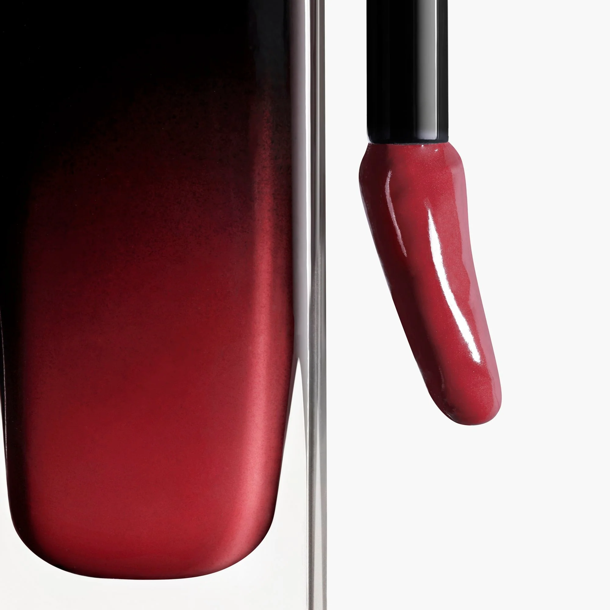 ROUGE ALLURE LAQUE - IL ROSSETTO FLUIDO BRILLANTE TENUTA ESTREMA