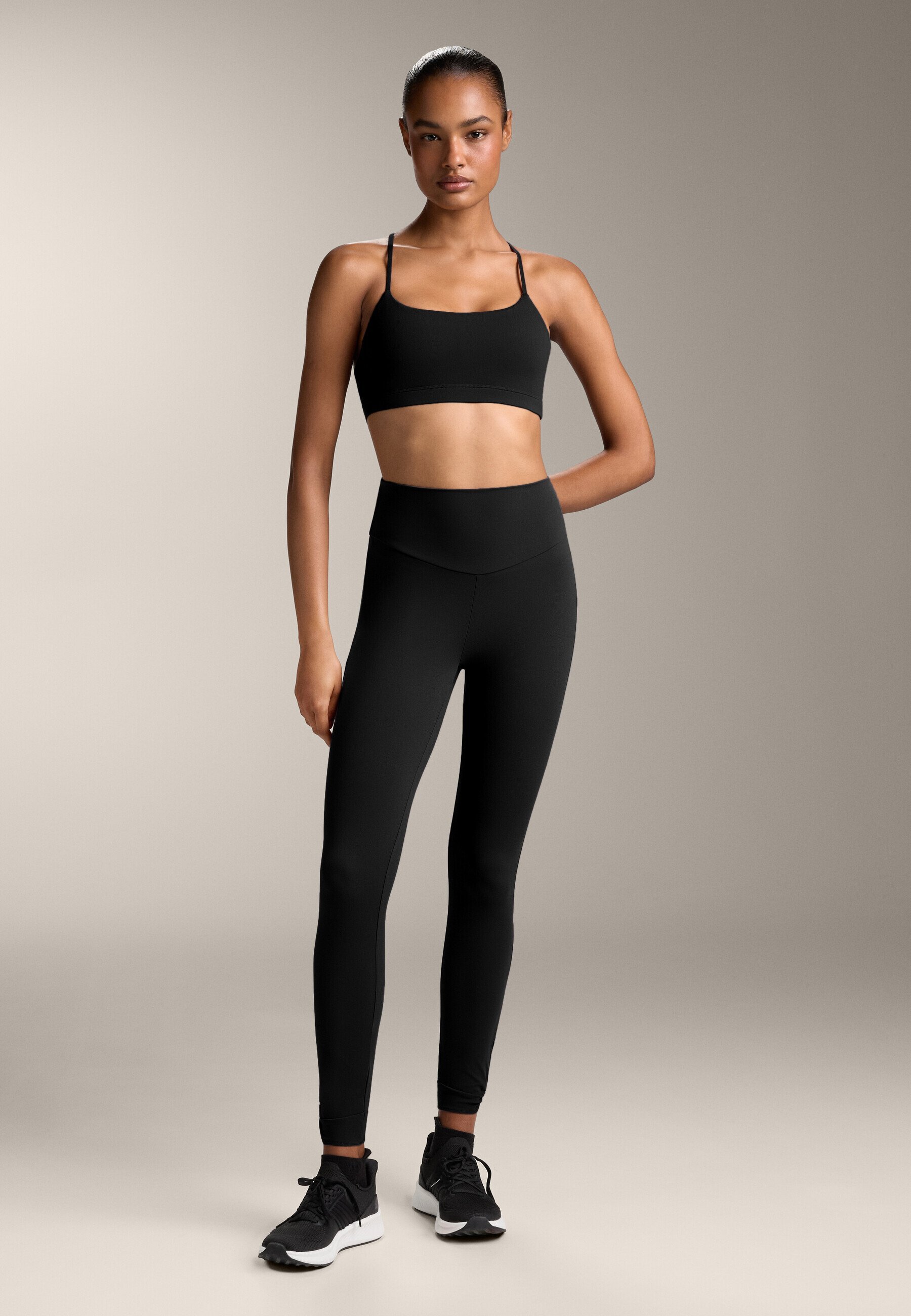 OYSHO COMFORTLUX LIGHT-SUPPORT WITH CROSSOVER STRAPS - Kerget tuge pakkuv spordirinnahoidja - must