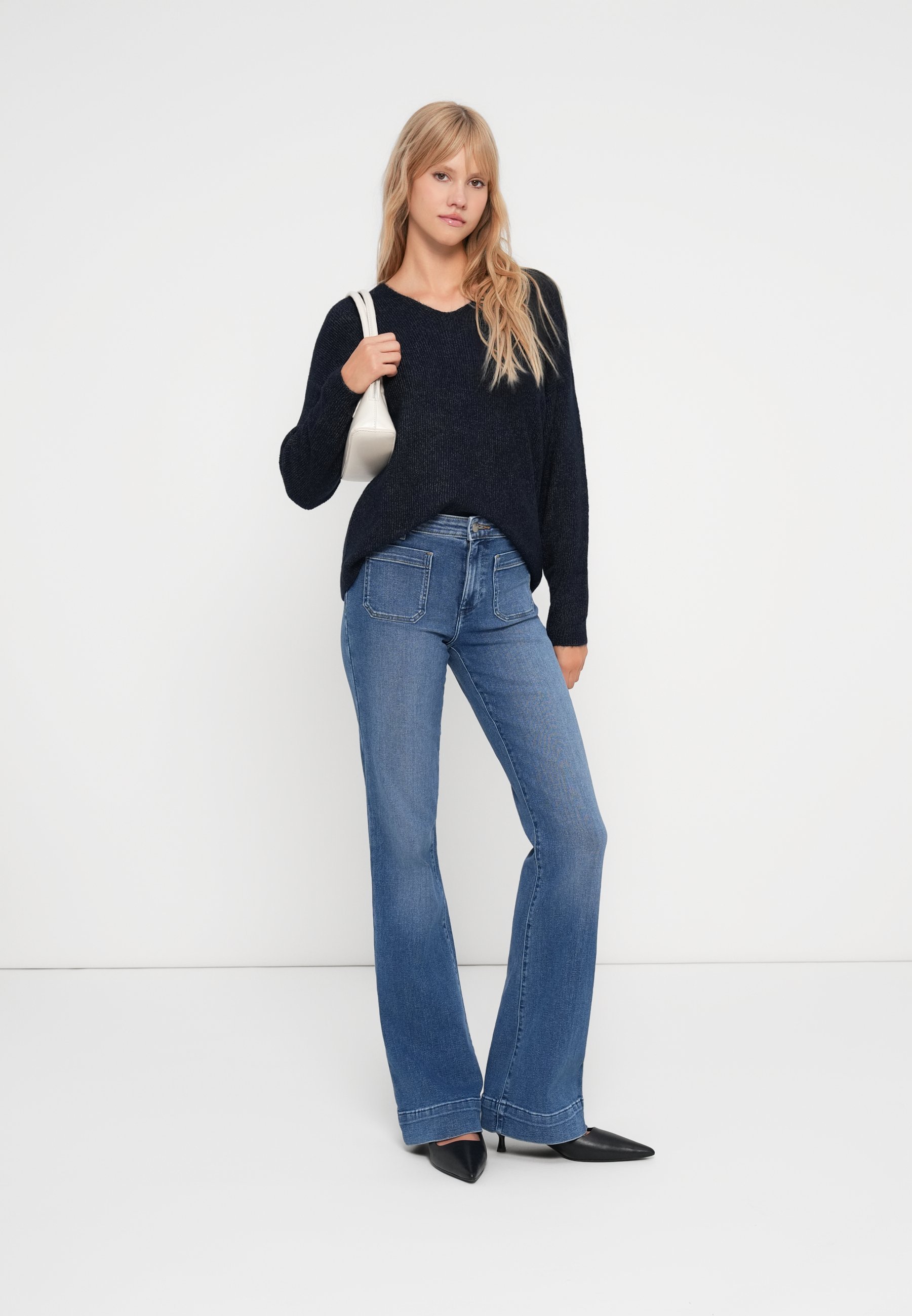 Wrangler FLARE - Uitlopende jeans - blauw