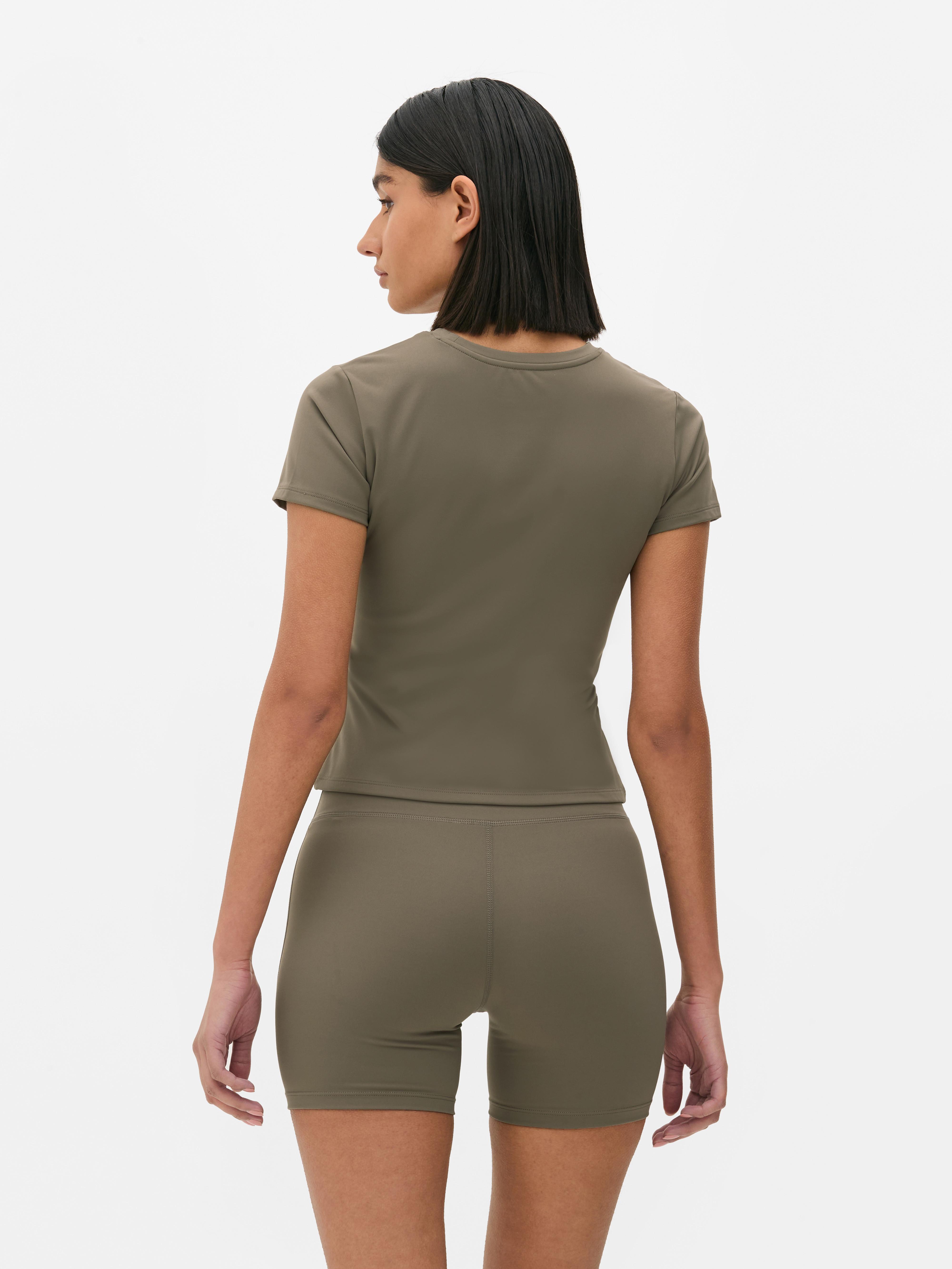 Tricou sport moale ca untul Bucură-te de un antrenament în acest tricou cu guler rotund moale ca untul din colecția noastră sport