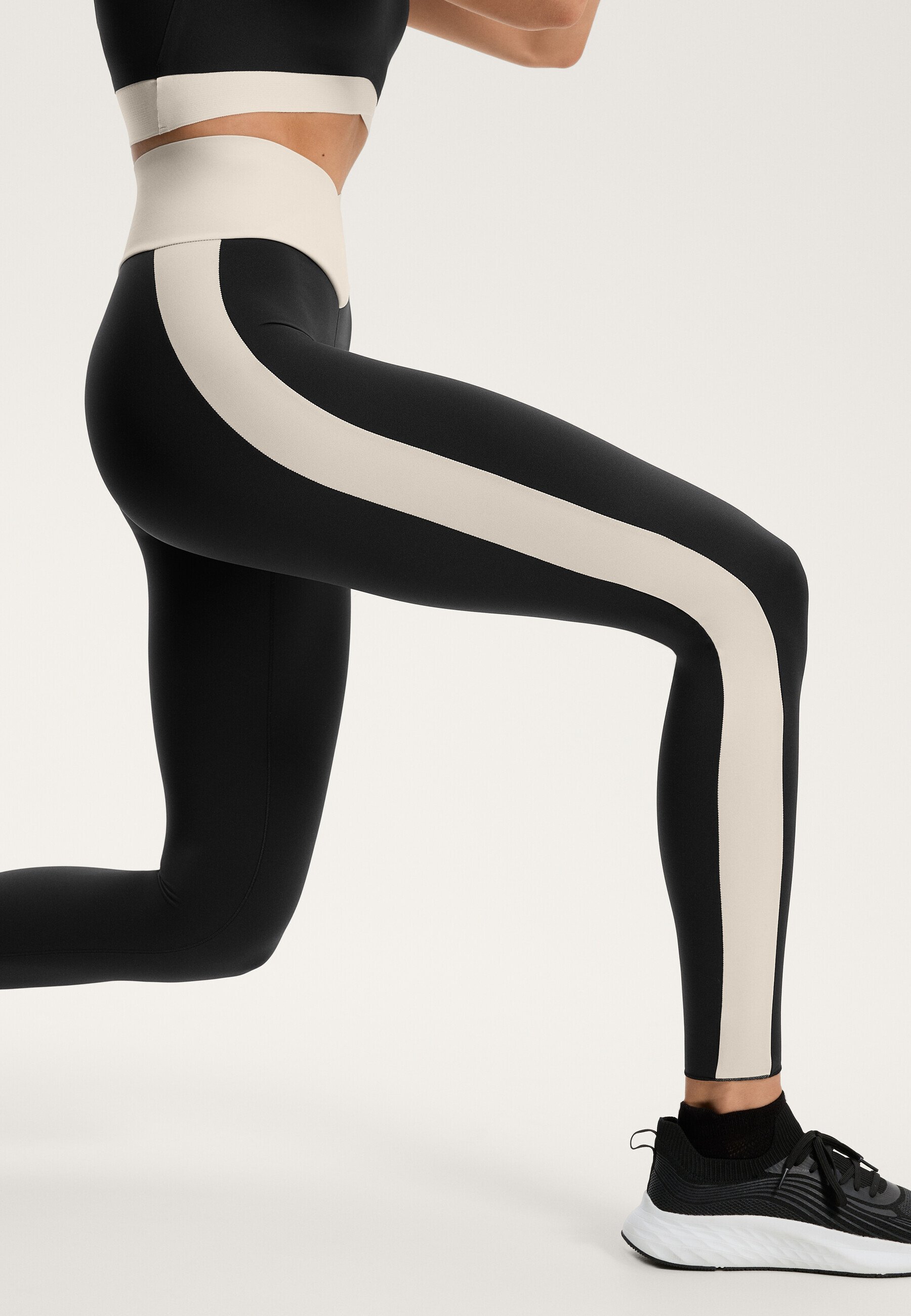 Leggings OYSHO PERFECT-ADAPT HIGH RISE 65 CM ANKLE LENGTH WITH V-CUT WAIST - neri