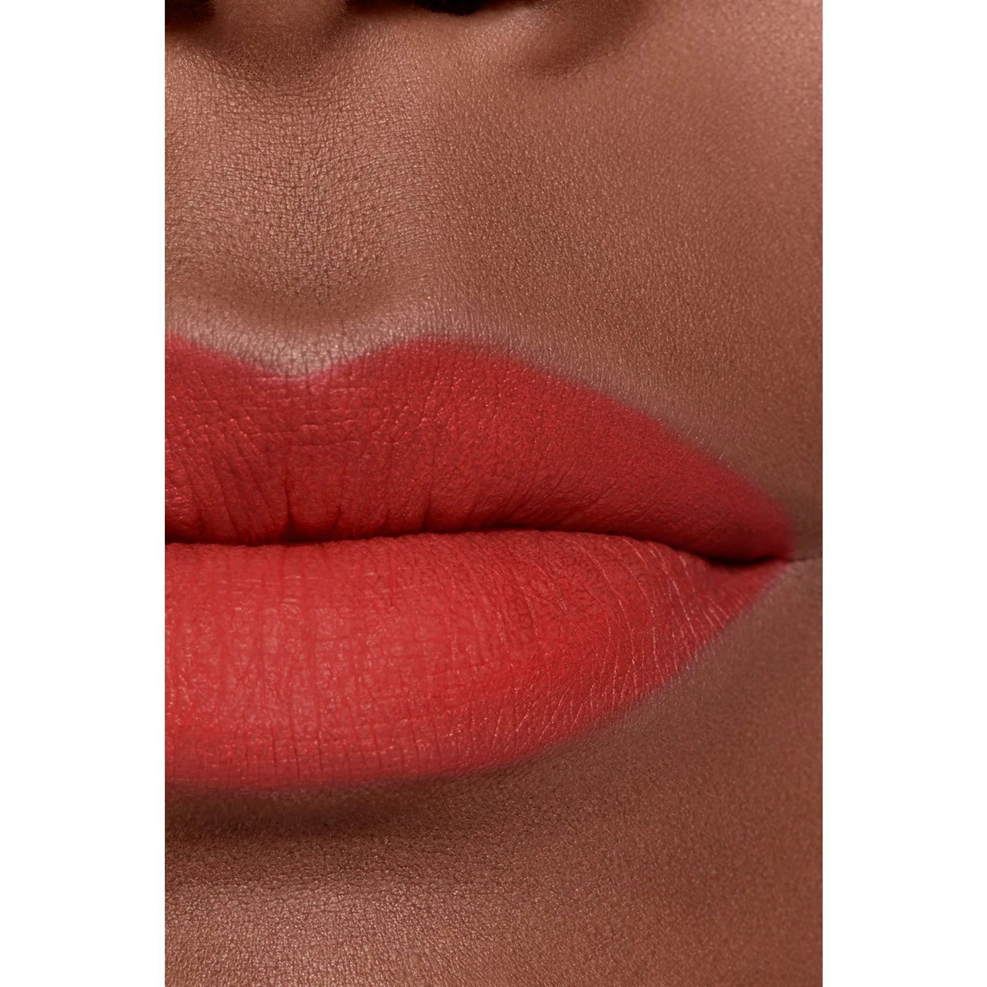 ROUGE ALLURE LIQUID VELVET - IL ROSSETTO FLUIDO OPACO INTENSO ULTRA-TENUTA