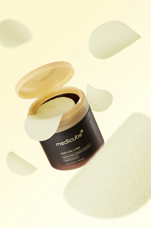 Os discos de limpeza medicube Deep Vita C Pad revitalizam intensamente a pele, proporcionando um efeito iluminador e suavizante.