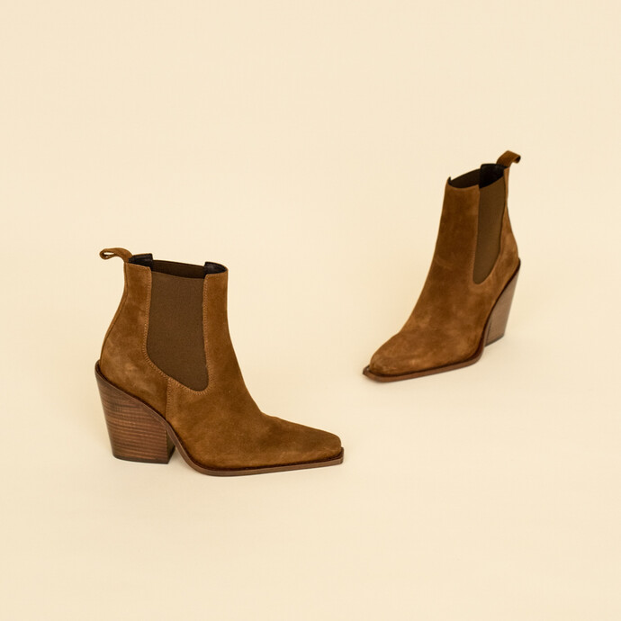 Boots à talons pointus et fronces  en croute cognac