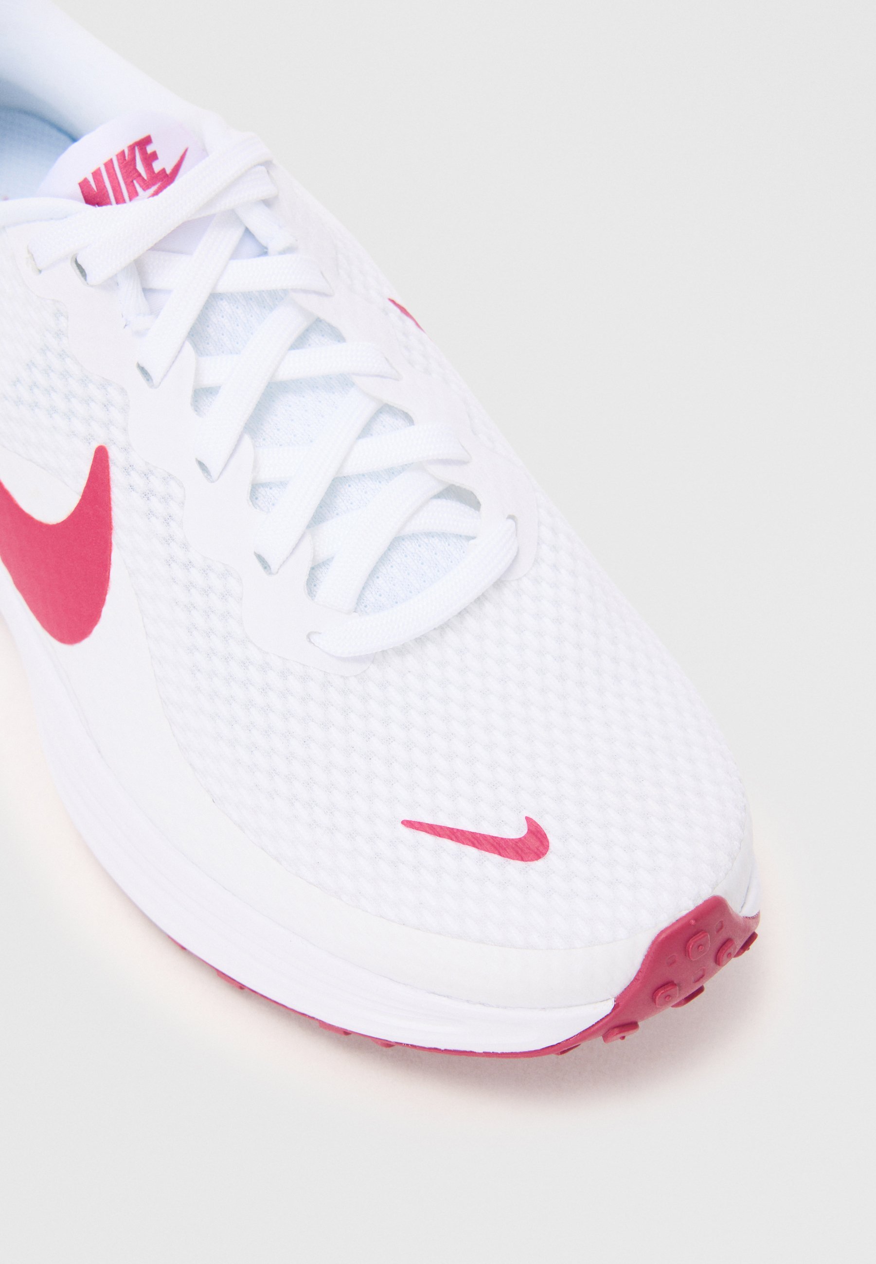 „Nike Performance REVOLUTION 8“ – bėgimo bateliai plentui – balti/saldžiųjų burokėlių/platinos spalvos