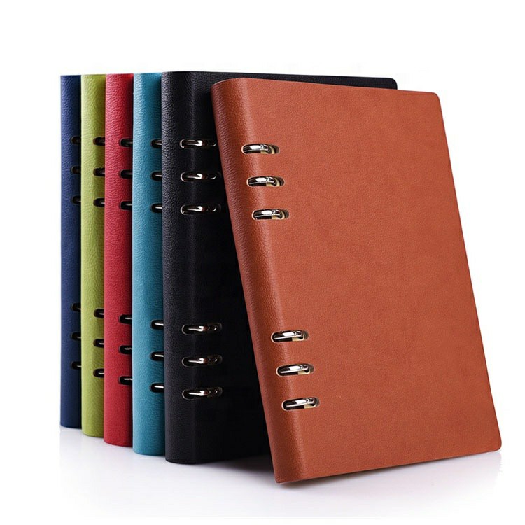 Taccuino da viaggio personalizzato in formato A5 nero con copertina rigida in similpelle e fogli sfusi.