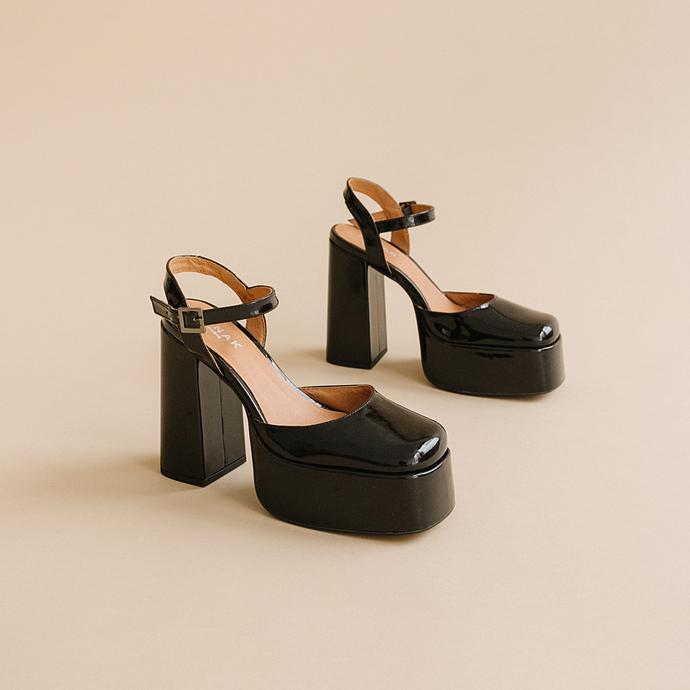 Babies à plateformes et brides  en vernis noir