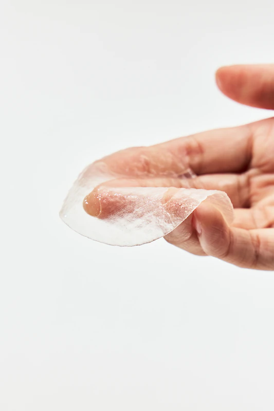 Os discos de tônico facial em gel de alga marinha da Biodance são suaves e tonificantes.