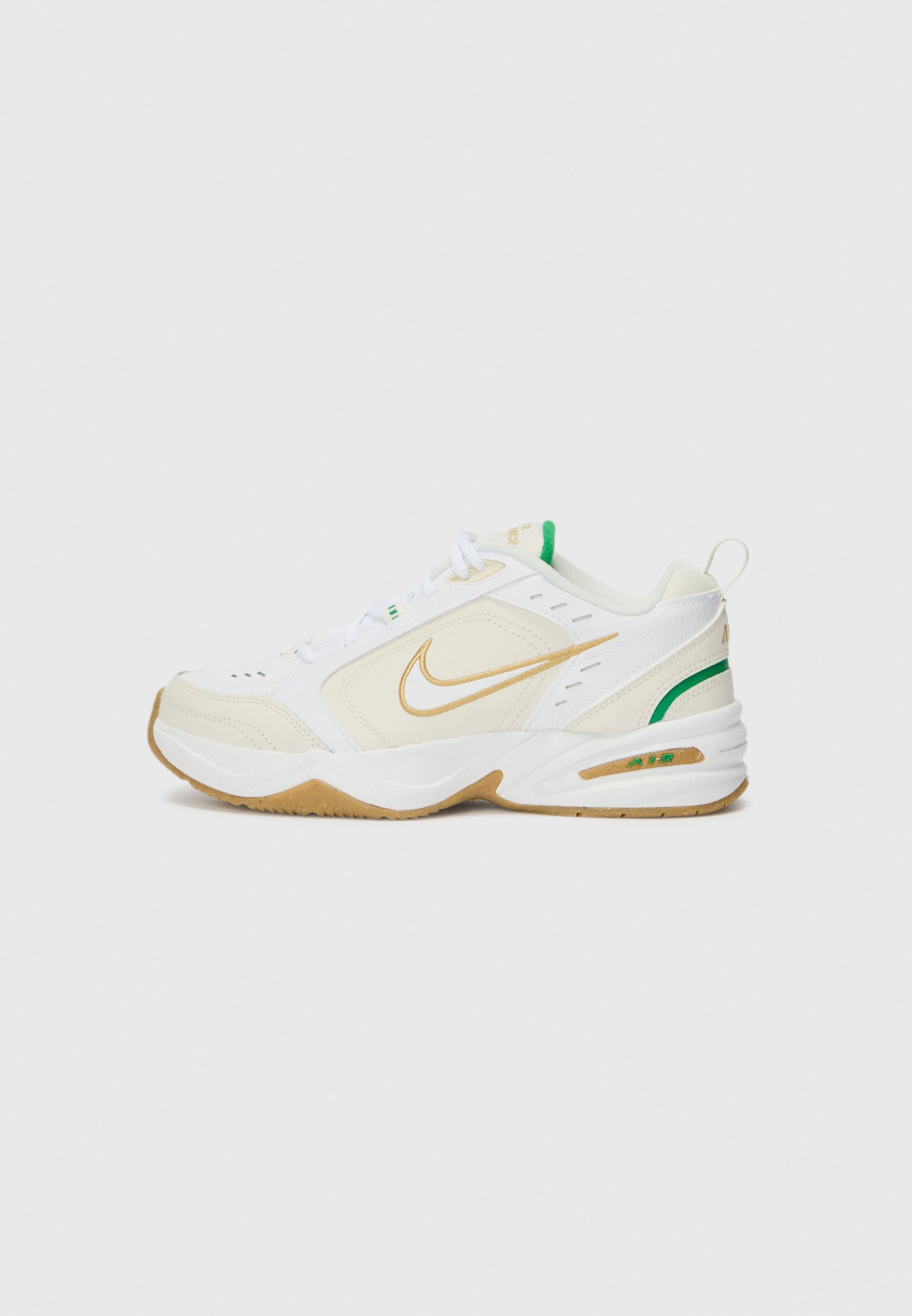 Nike Performance AIR MONARCH IV - Trainingsschoen - wit/metallic goudkleurig/phantom/lucky green/gum/bruin