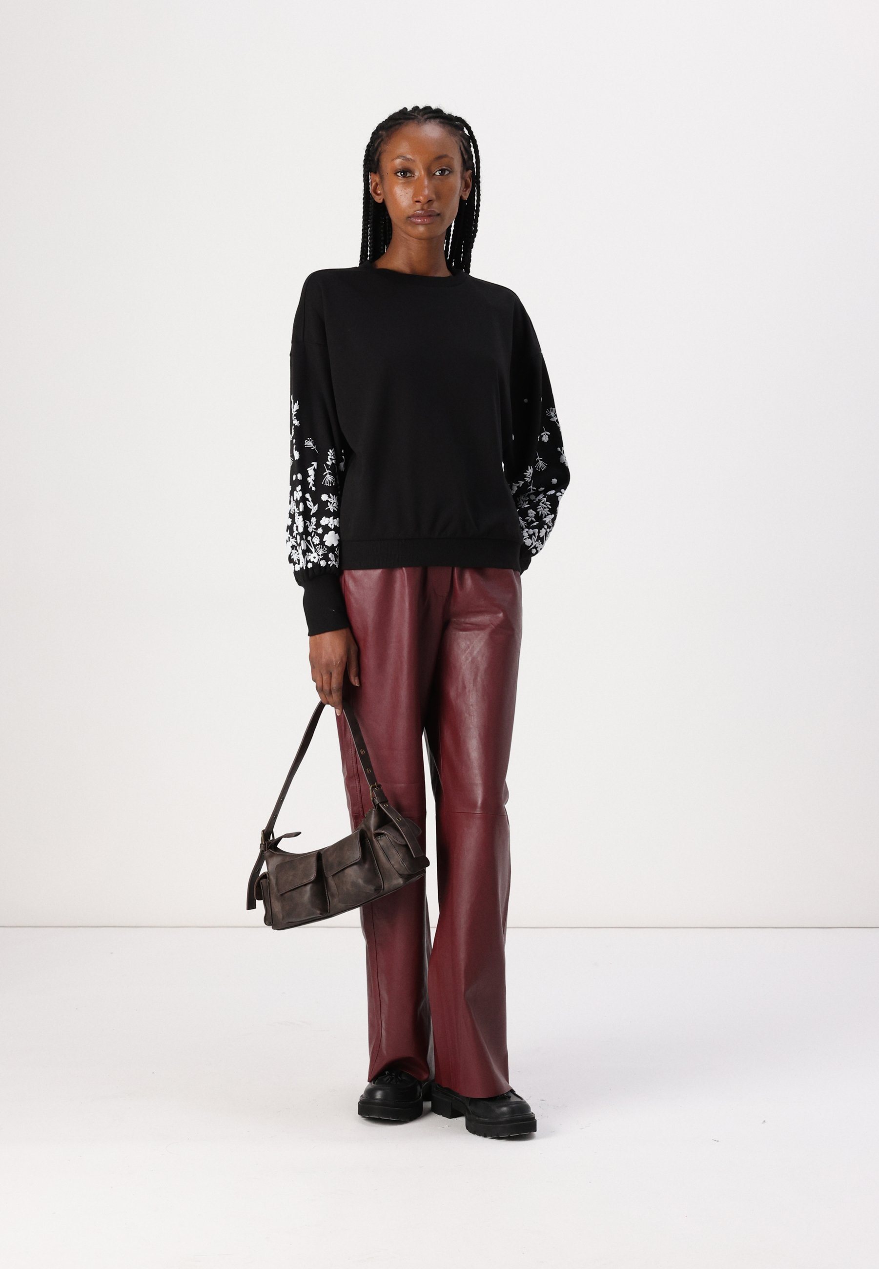 SOLO SU LBROOKE LS O-NECK FLOWER NOOS - Felpa - nera