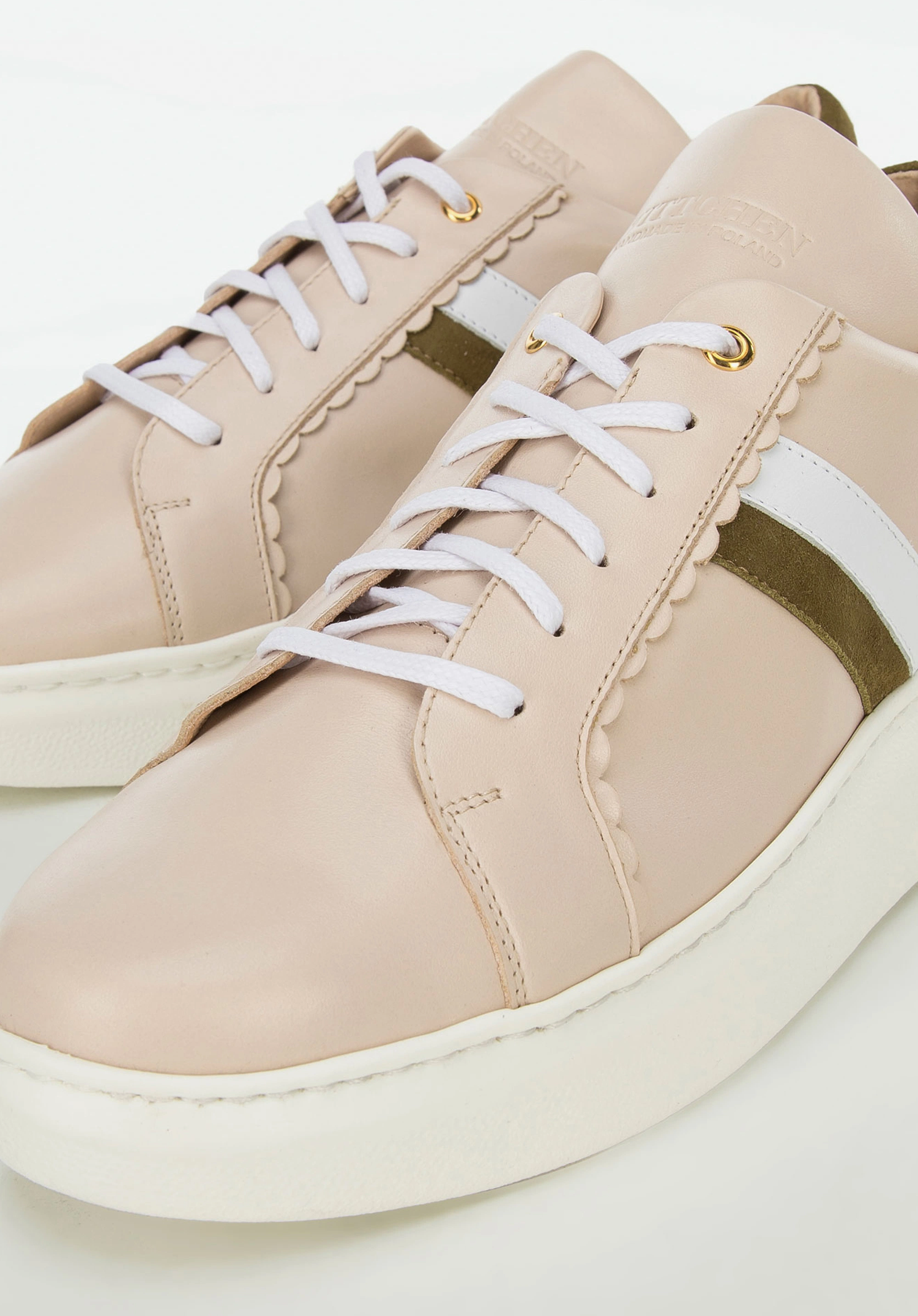Damskie sneakersy skórzane z falbanką beżowe
