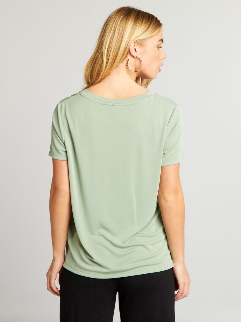 Camiseta elástica con cuello en V - VERDE