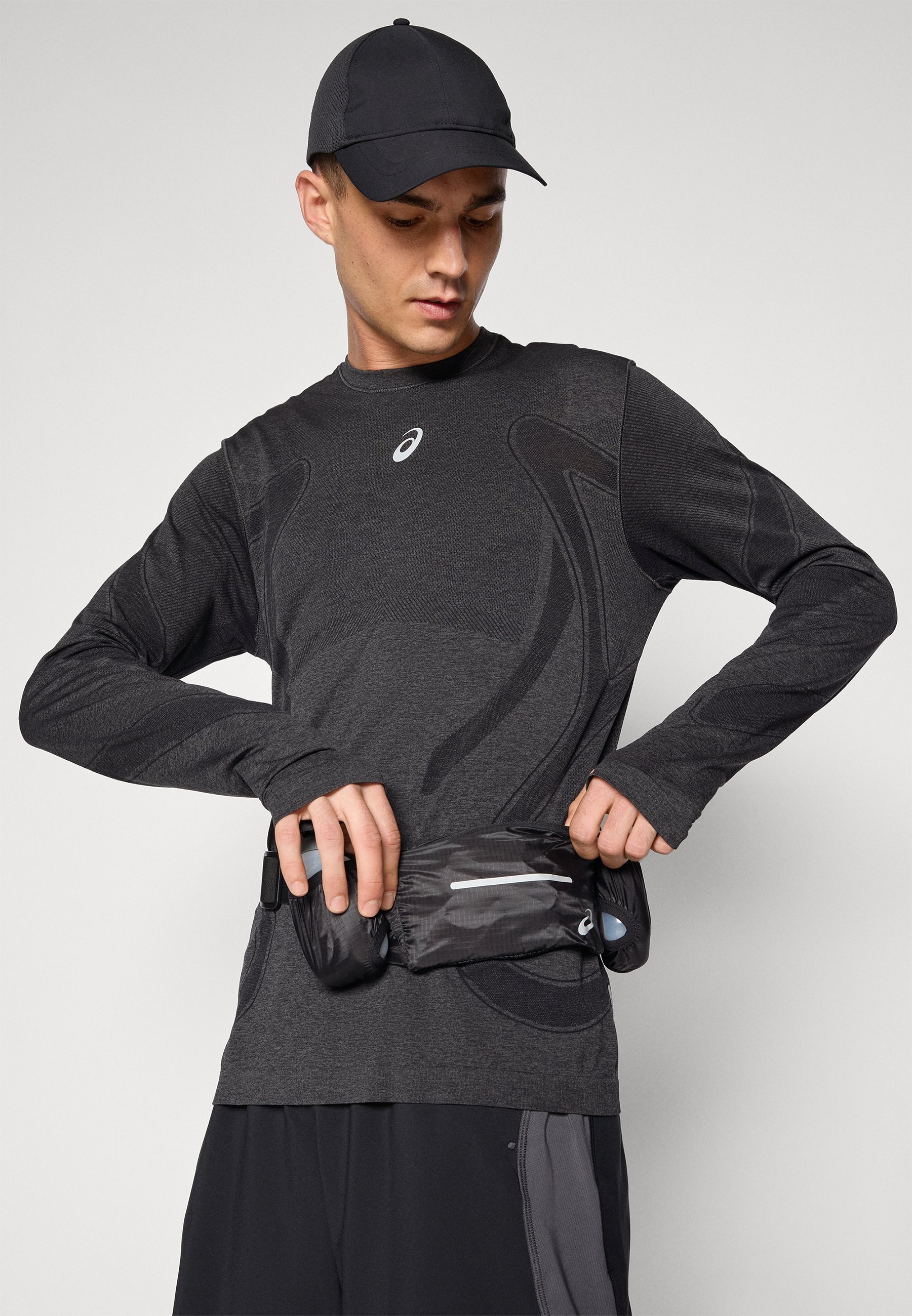 ASICS ROAD SEAMLESS TOP - Pikkade varrukatega topp - must