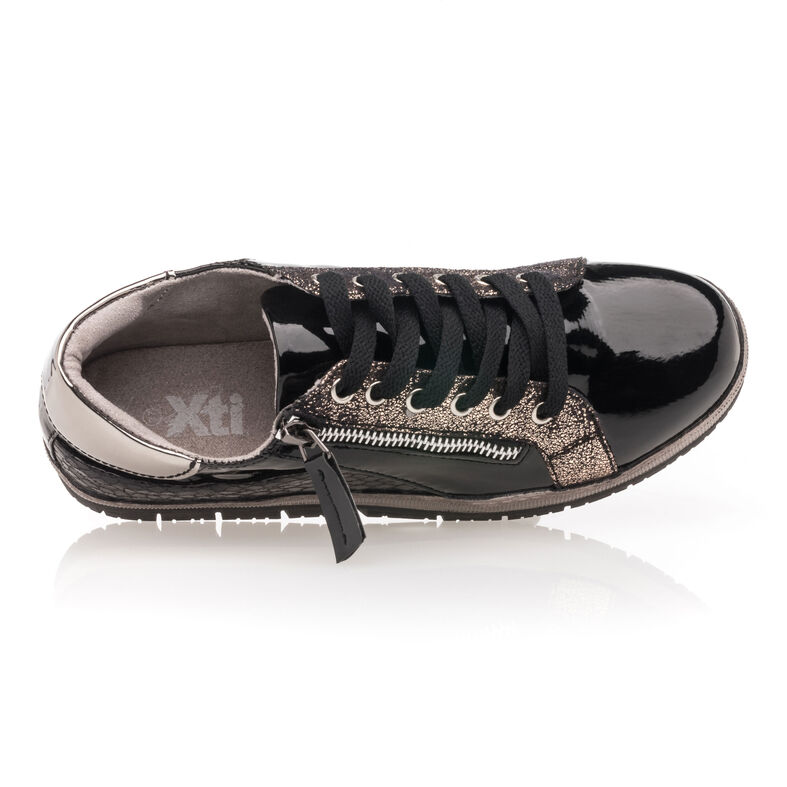 Zapatillas deportivas para mujer en color negro.