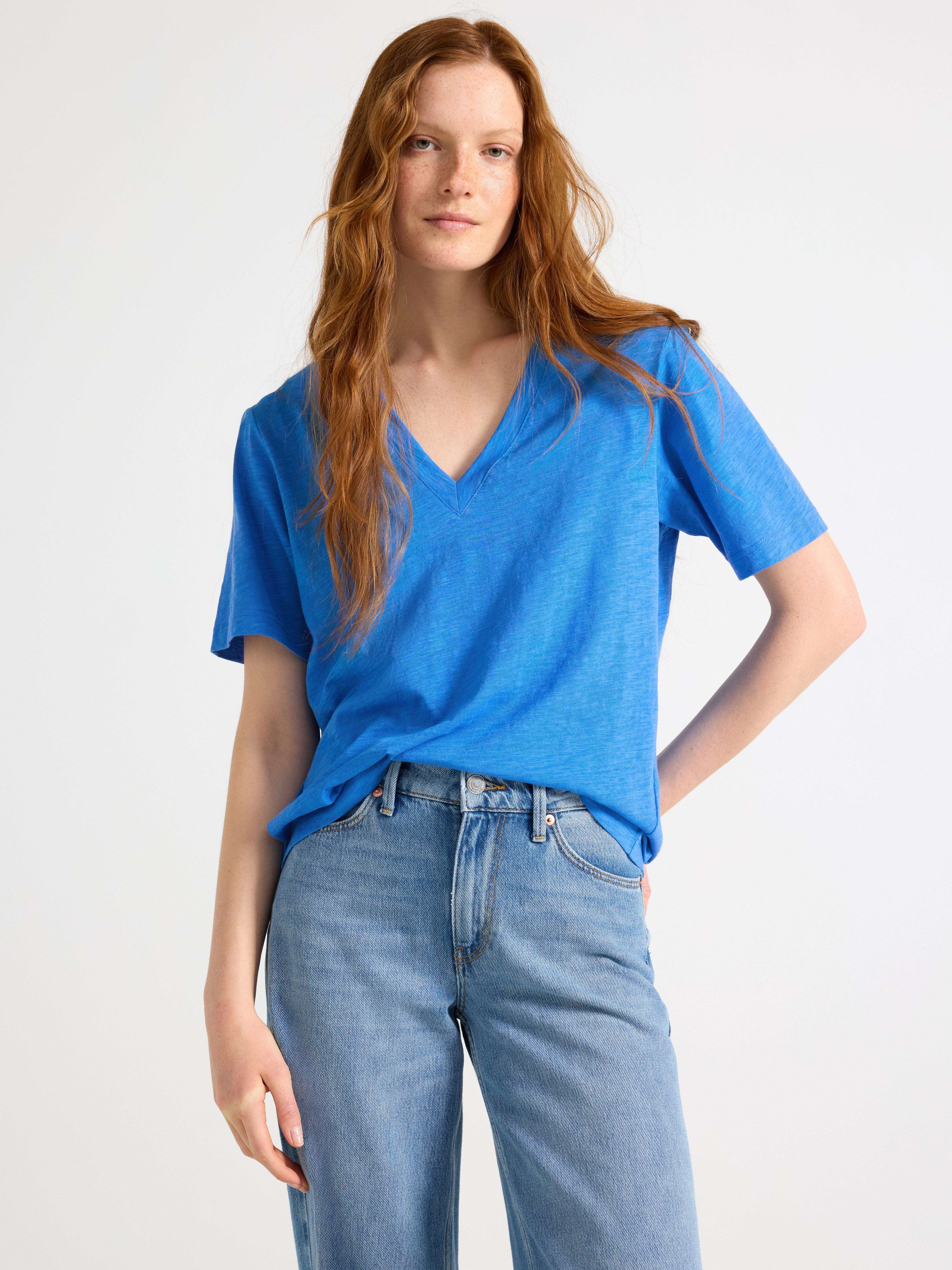 Camiseta azul con cuello en V