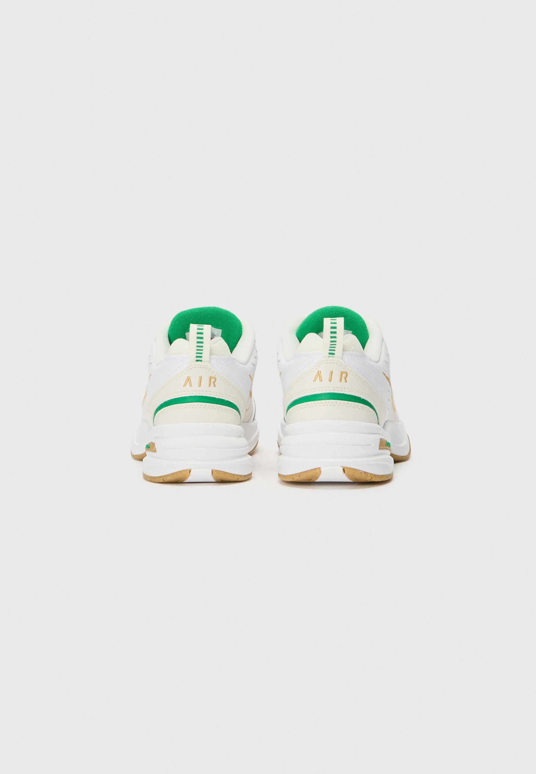 Nike Performance AIR MONARCH IV - Scarpa da allenamento - bianco/oro metallizzato/fantasma/verde fortunato/gomma/marrone