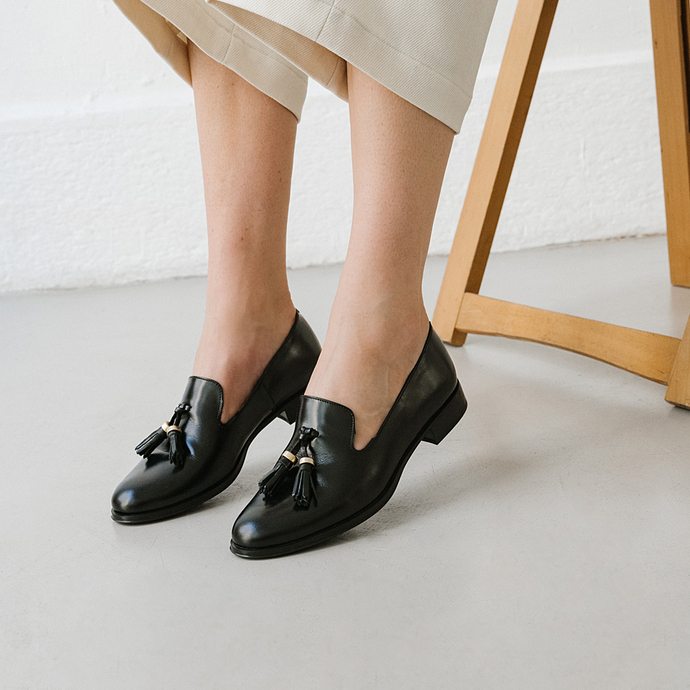 Mocassins à talons plats et bouts ronds  en cuir noir et or