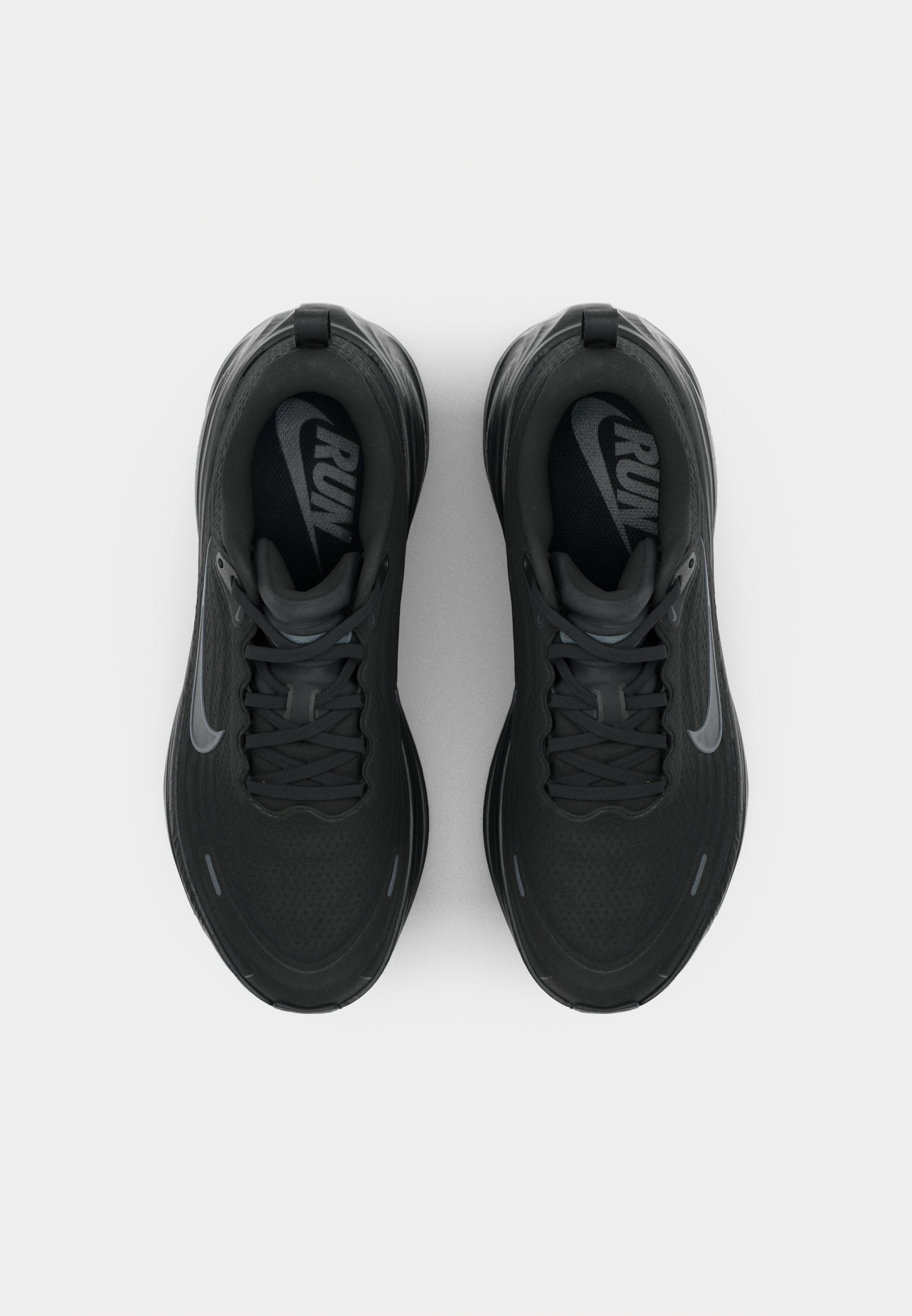 Nike Performance VOMERO PLUS - Hardloopschoenen voor op de weg - zwart/donker rookgrijs/metallic donkergrijs/koelgrijs