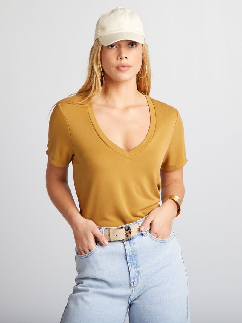 Camiseta elástica com decote em V - VERMELHA