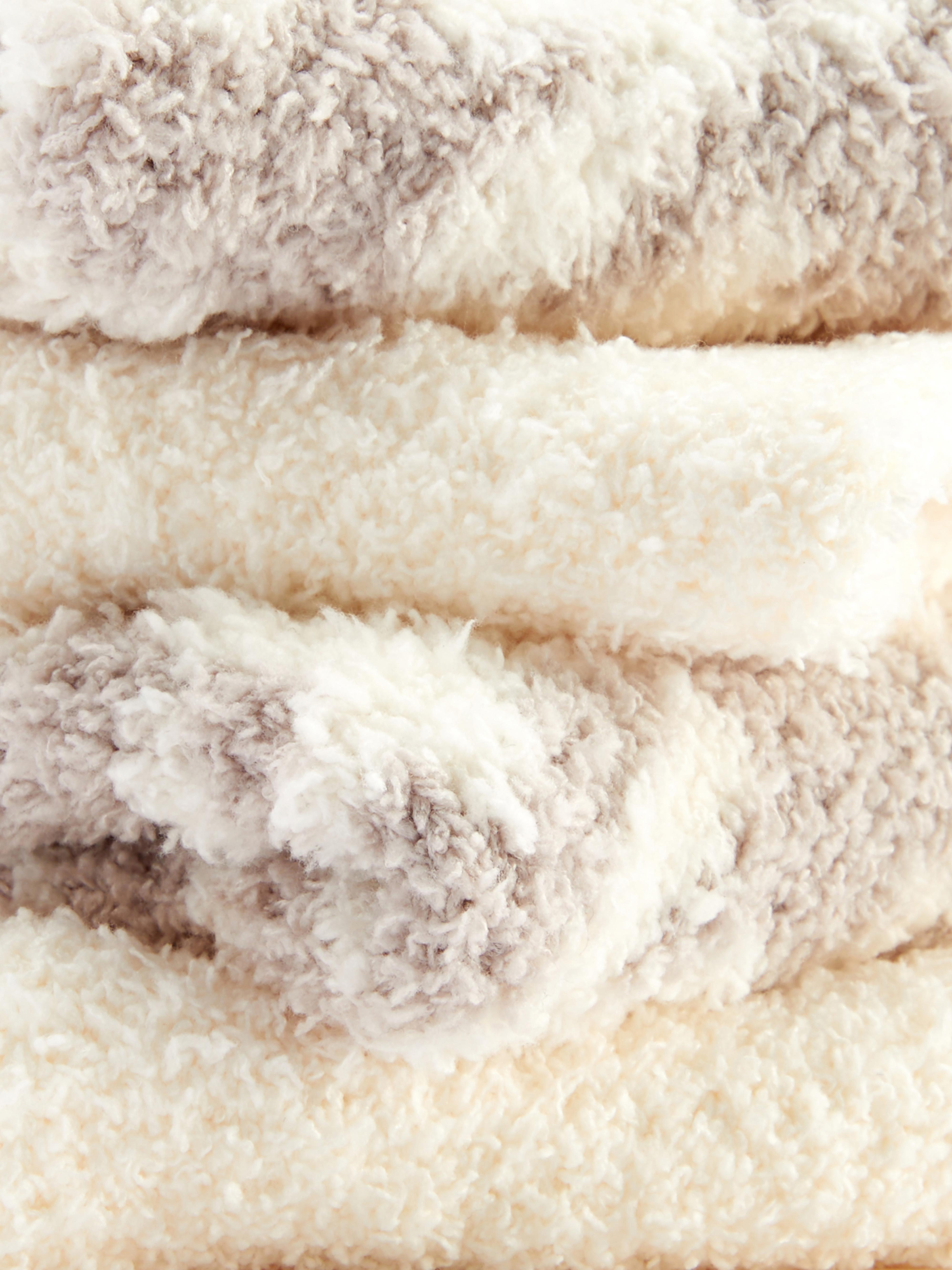 Warme, gemusterte Socken, 2 Paar. Diese flauschigen Socken reichen bis zur Mitte der Wade und sind perfekt zum Entspannen zu Hause.