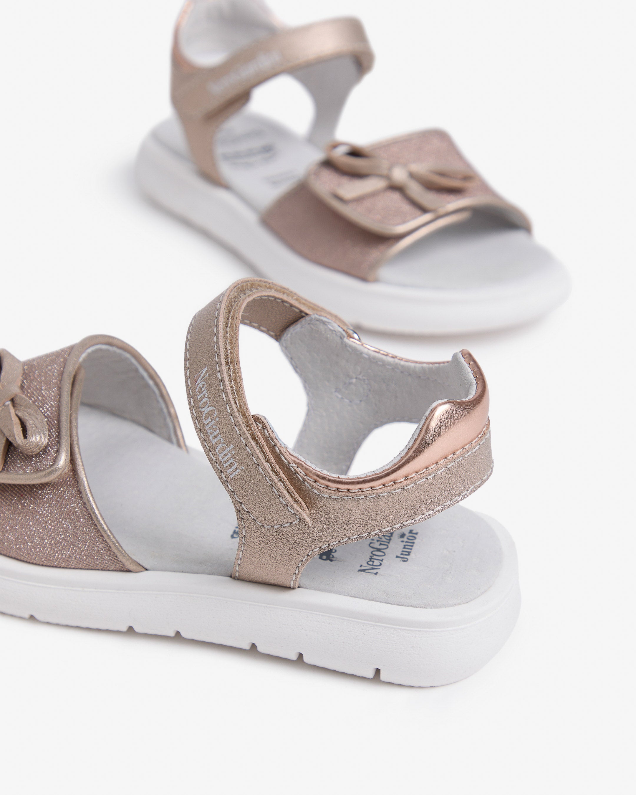  Sandalen für junge Mädchen aus Funktionsmaterial und Leder