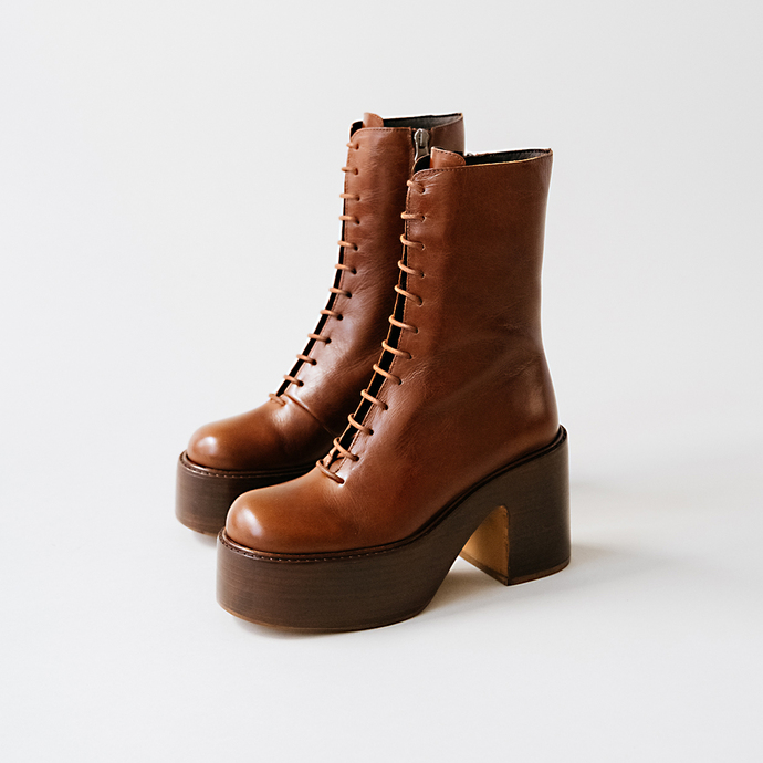 Boots à plateformes et lacets  en cuir vieilli marron