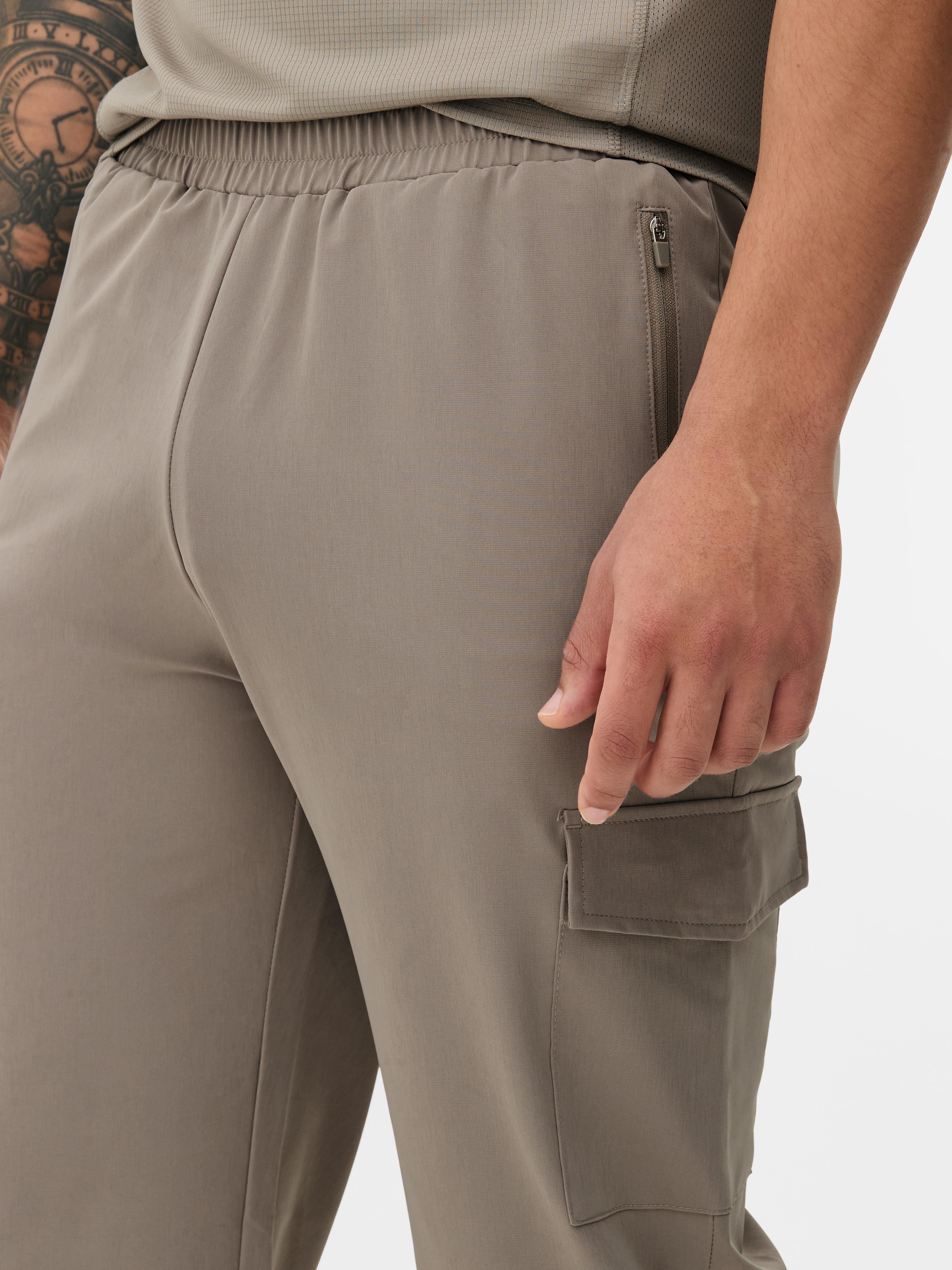 Woven cargo sweatpants Woven sweatpants with stretchy waist, cargo pockets and adjustable ankle cuffs