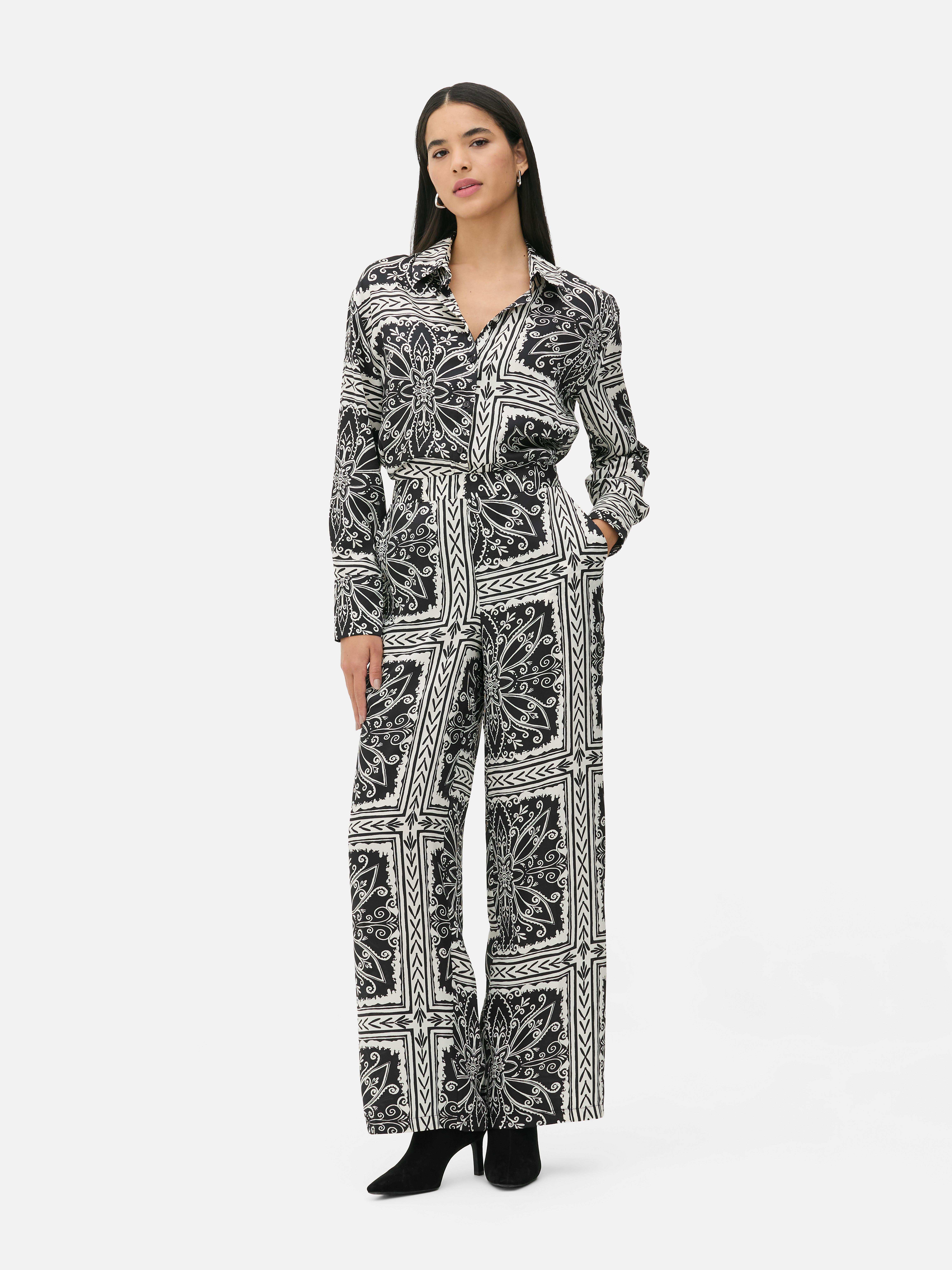 Cămașă de pijama asortată din satin cu imprimeu. Această cămașă din satin cu închidere cu nasturi vine cu pantaloni asortați.