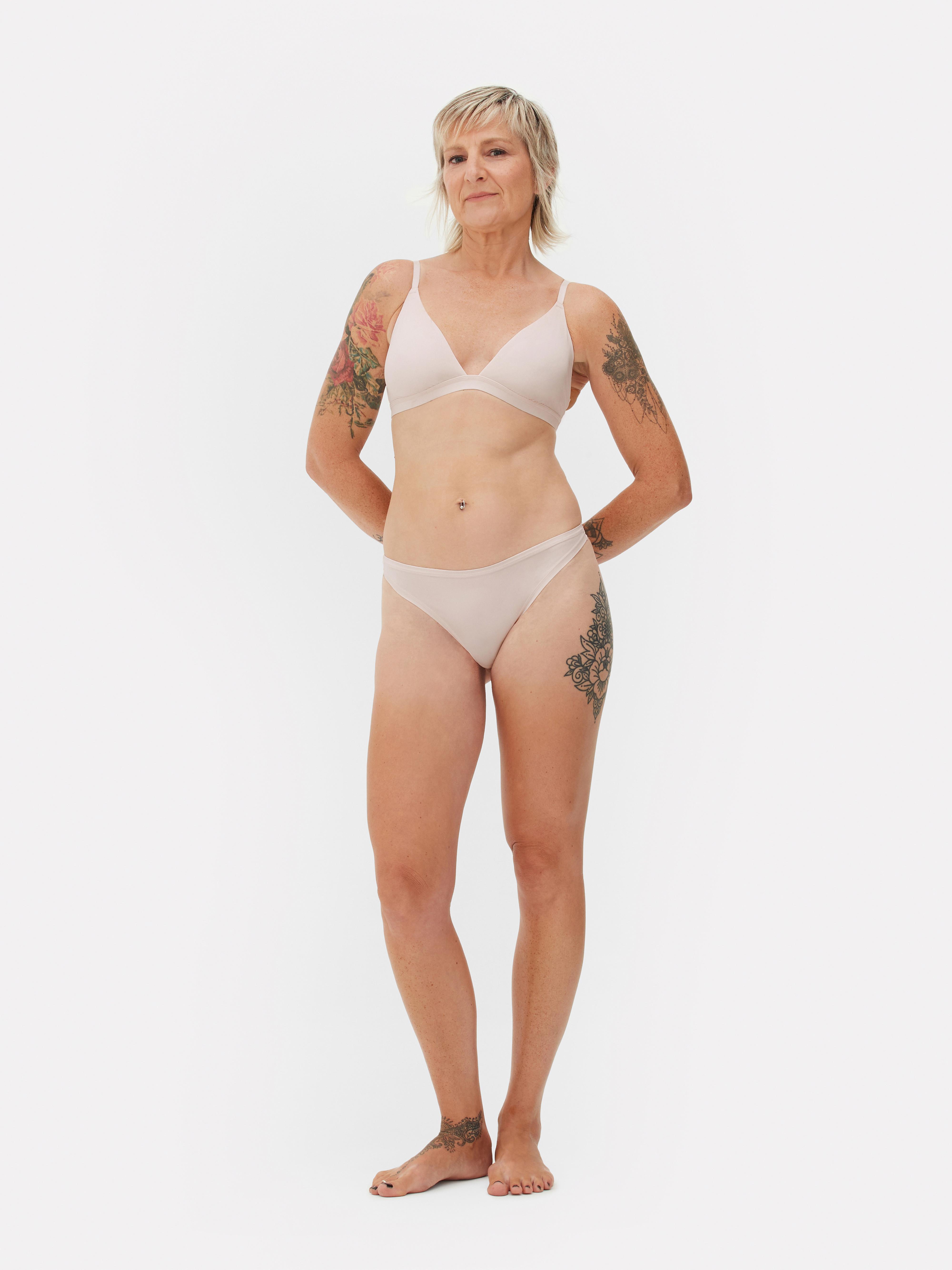Set sutien triunghiular și tanga din microfibră. Acest set de lenjerie intimă, format din sutien triunghiular și tanga din microfibră, este o bază perfectă pentru confort.