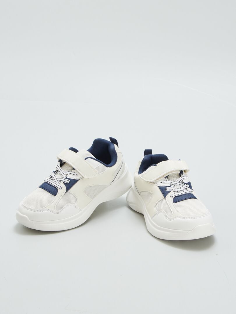 Tênis estilo corrida com solado grosso - BRANCO