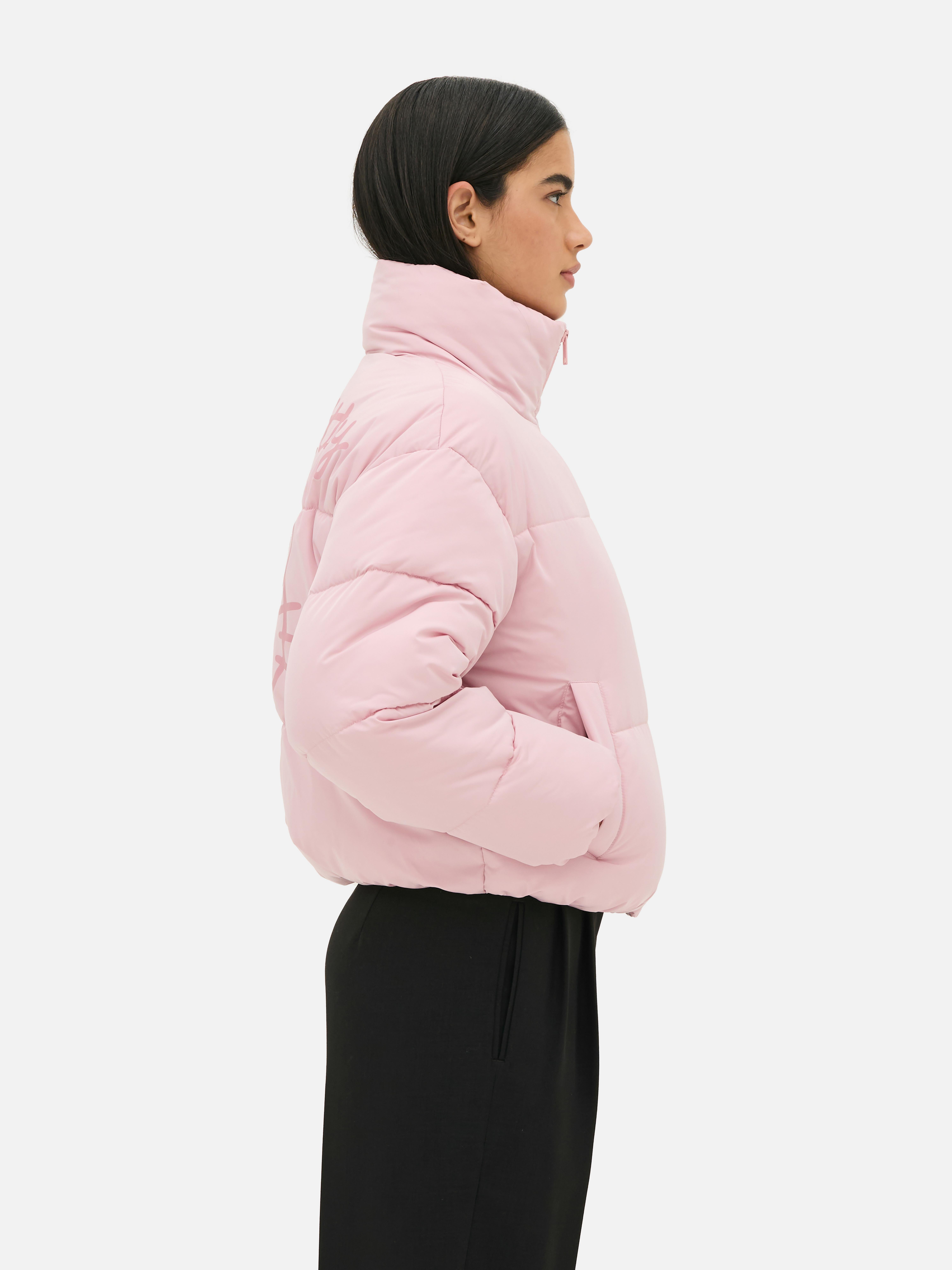 Jachetă pufoasă Hello Kitty. O jachetă căptușită cu guler ridicat, închidere cu fermoar, buzunare laterale și design Kitty White.