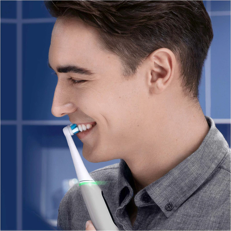 Escova de dentes elétrica Oral-B iO6 com estojo