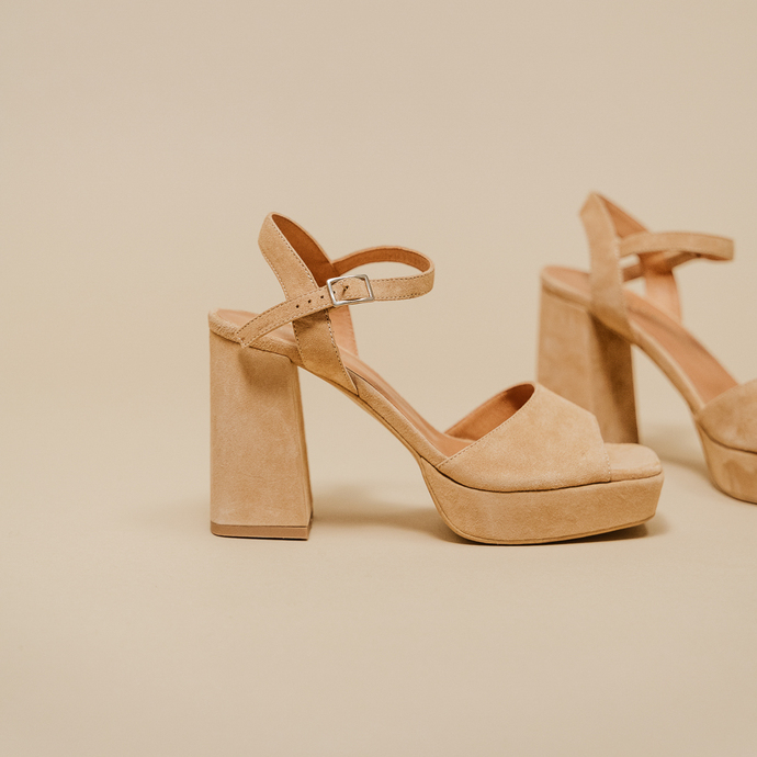 Sandales à talons hauts et bouts ouverts  en velours camel