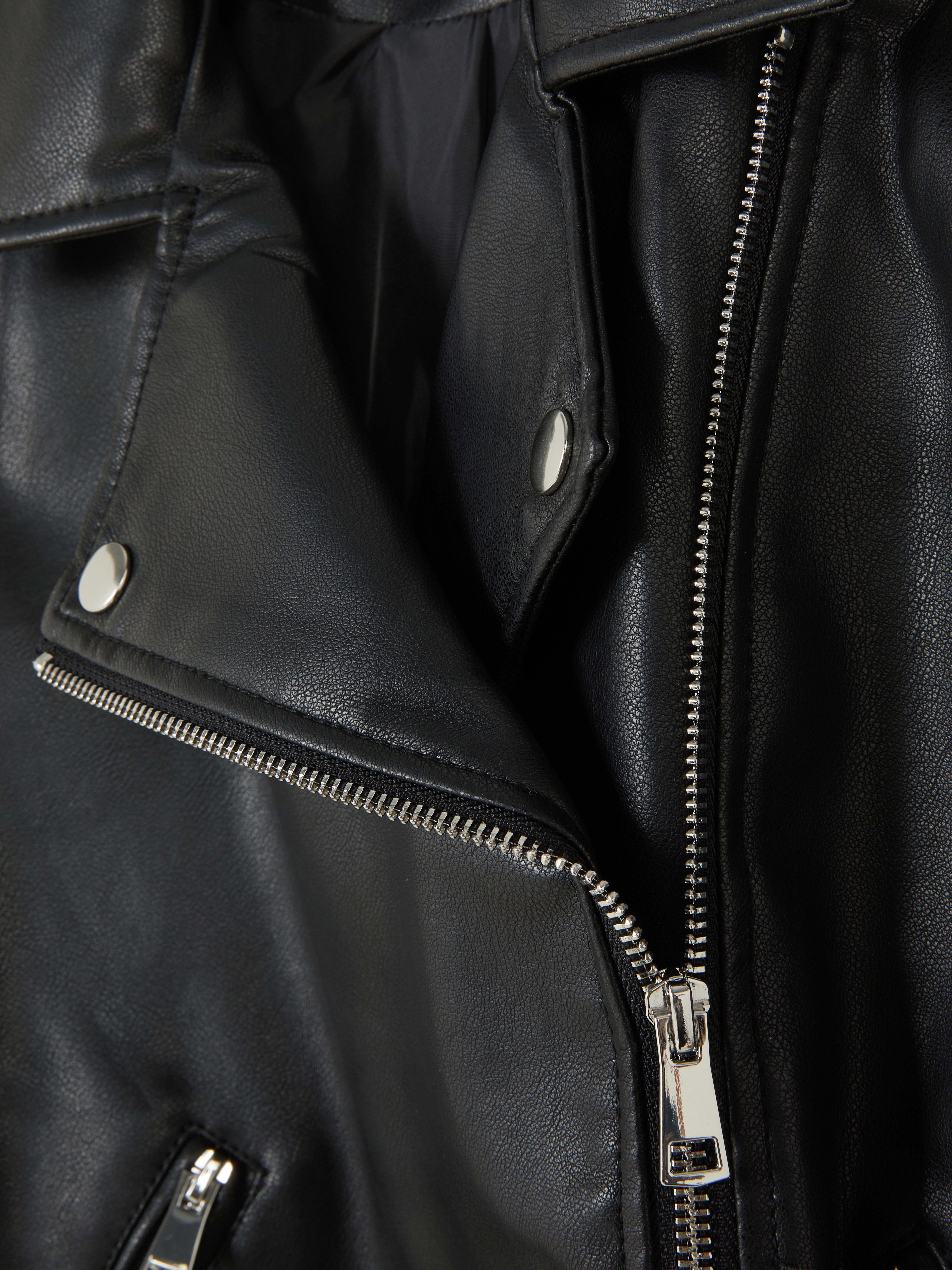 Unverzichtbare Bikerjacke aus Kunstleder. Rockiger und vielseitiger Stil dank dieser Kunstlederjacke.