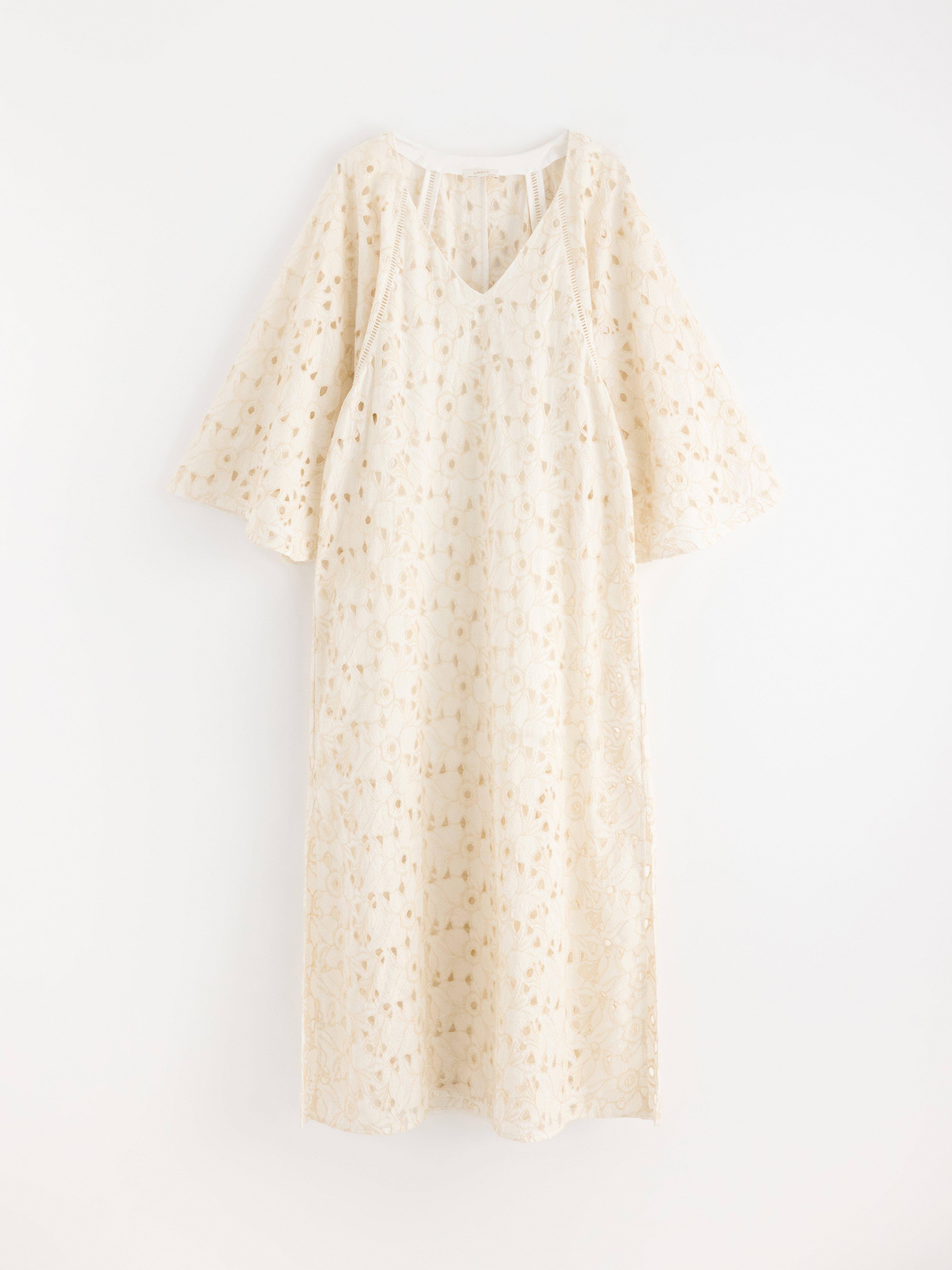 Vestido longo com bordado inglês branco claro