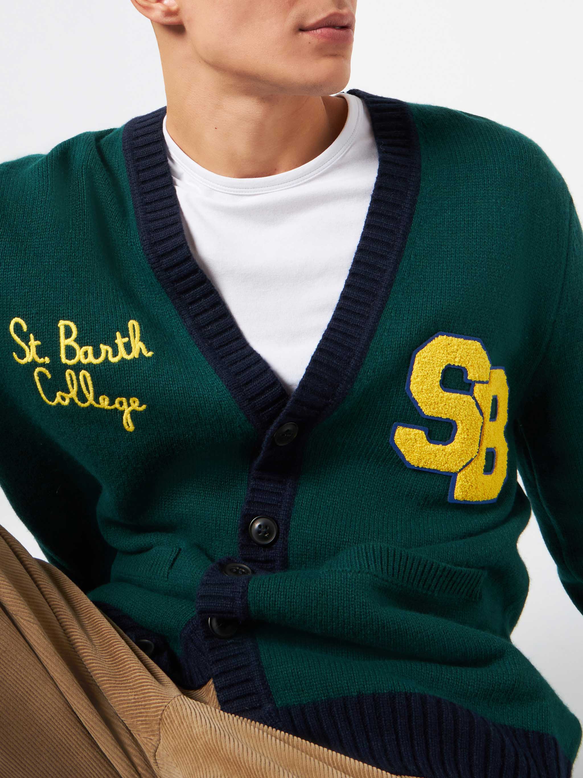 Gebreid vest met patches en borduurwerk van St. Barth College