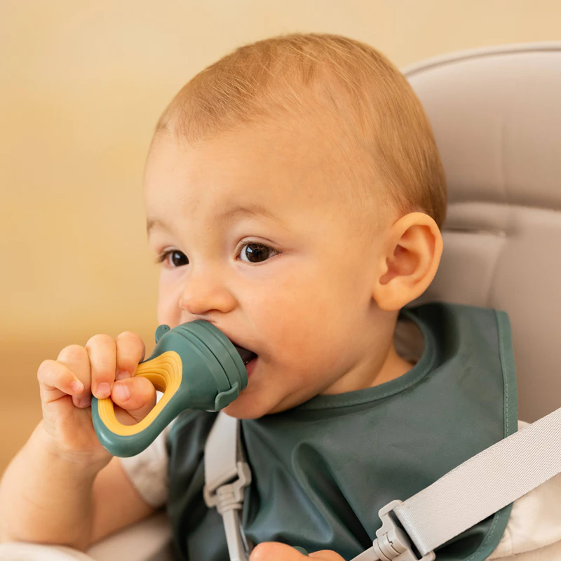 Alimentador de silicone Petite&Mars para bebês a partir de 6 meses.