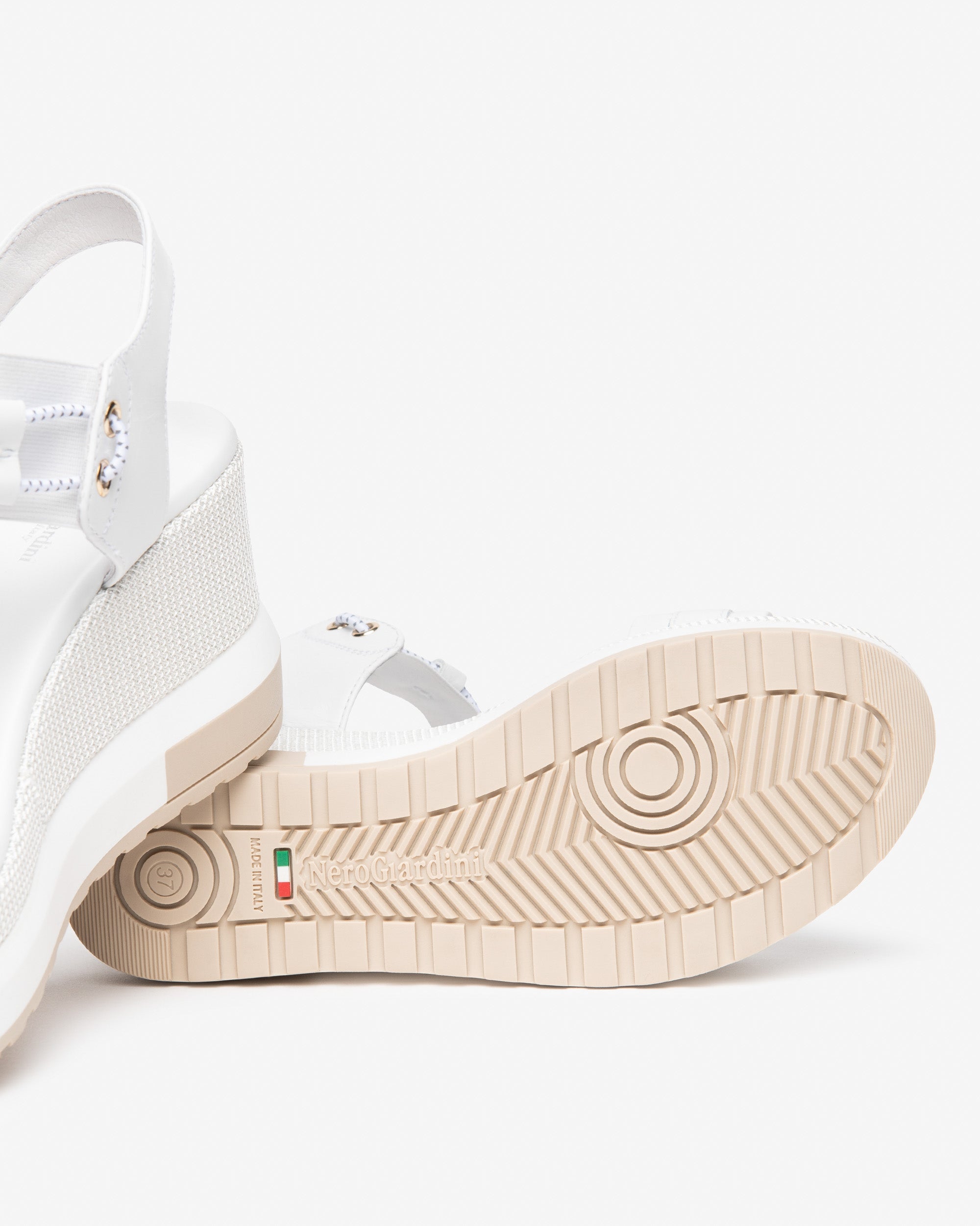  Damensandalen aus Leder, Canvas und technischen Materialien