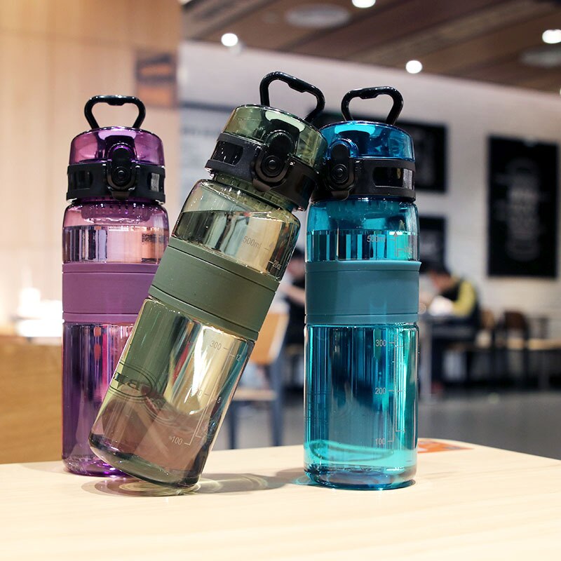 Gourde portable pratique avec gobelet anti-brûlure, sans BPA, en plastique pour le sport, grande capacité, idéale pour les voyages et les activités de plein air.