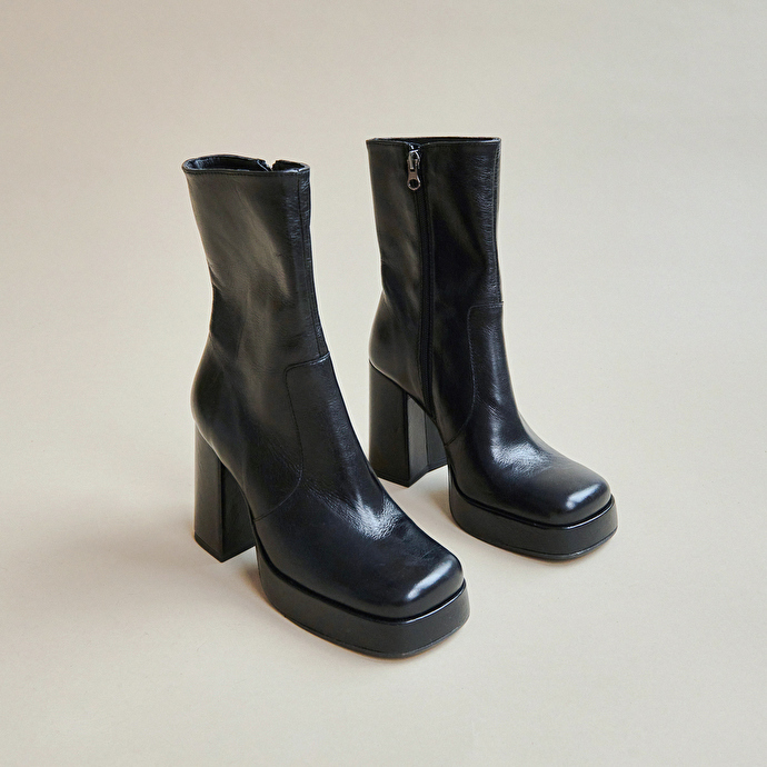 Boots à talons et bouts carrés  en cuir veilli noir