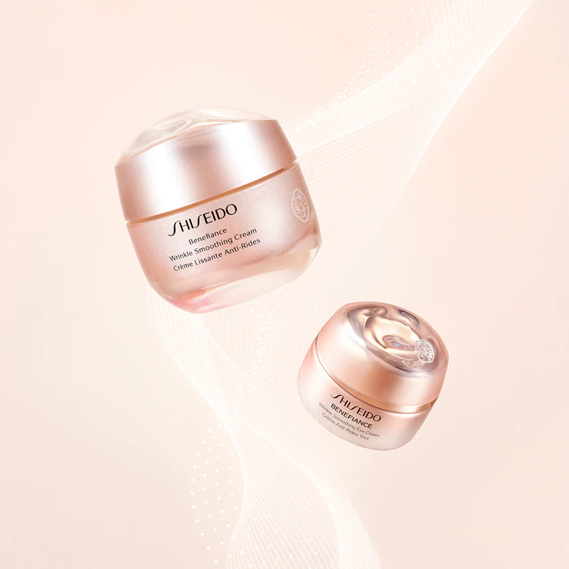 creme para olhos Shiseido Benefiance Wrinkle Smoothing Eye Cream é um creme nutritivo que reduz rugas.