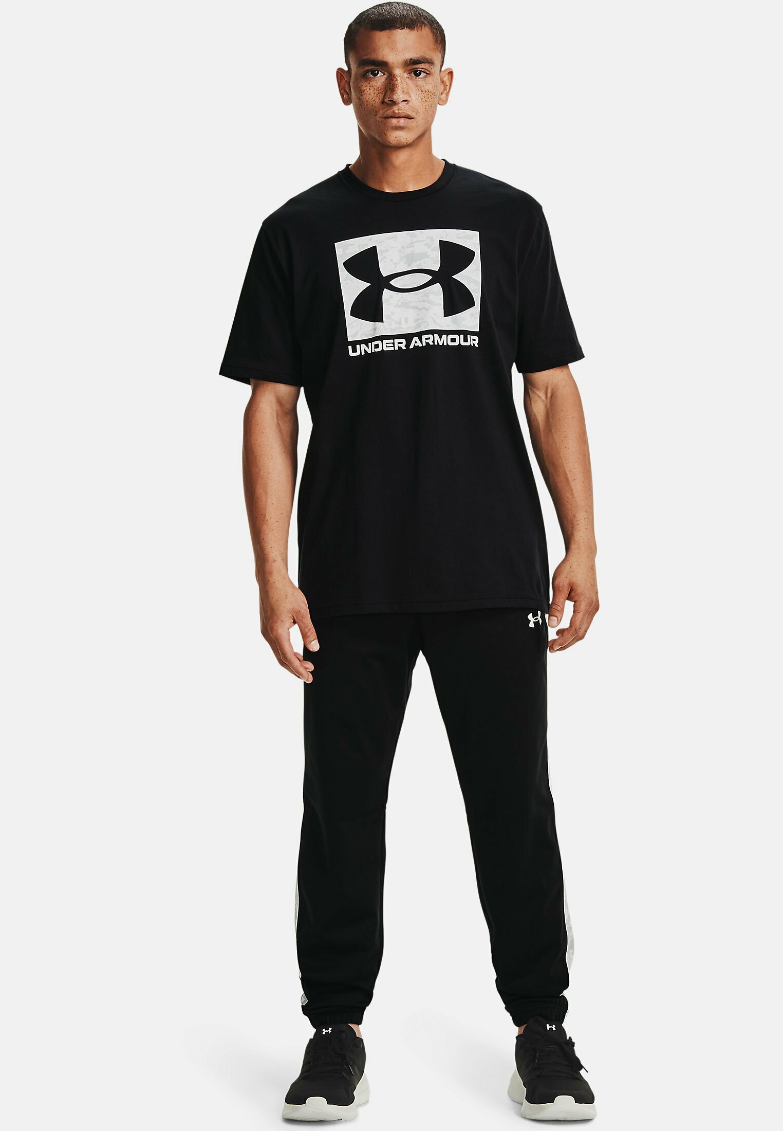 Under Armour ABC CAMO BOXED LOGO - T-shirt met print - zwart
