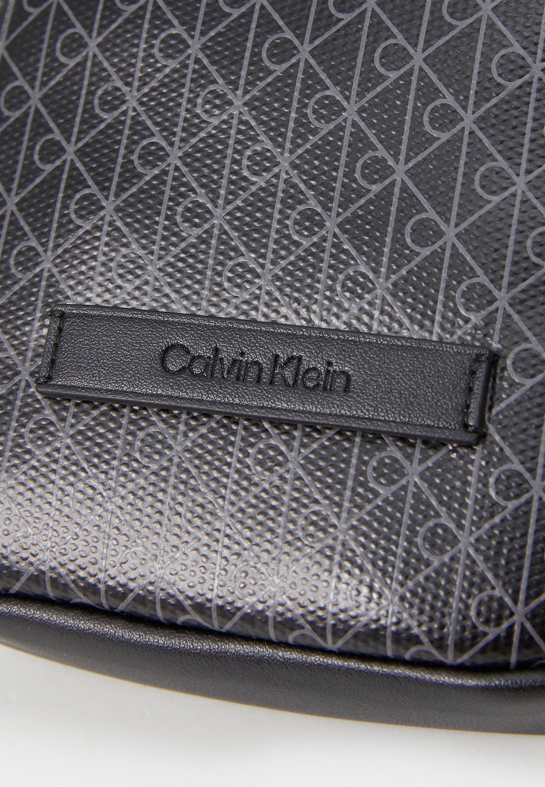 Calvin Klein COATED EMBLEM - Portemonnee - zwart